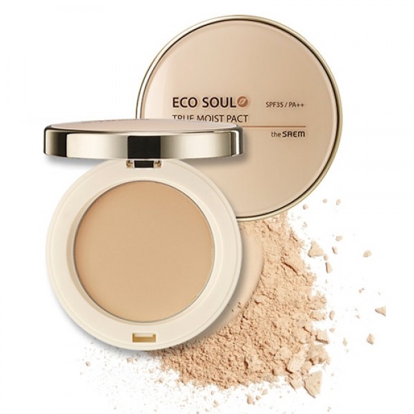 пудра для лица увлажняющая the saem eco soul true moisture pact пудра для лица увлажняющая the saem eco soul true moisture pactEco Soul True Moisture Pact. Увлажняющая пудра для лица с солнцезащитным фактором SPF35 PA++ станет спасением для кожи в летнюю жару. Она обеспечивает необходимое увлажнение и легко справляется с сухостью. Пудра идеально ложится и распределяется по коже, образует естественное покрытие и маскирует любые несовершенства. После ее нанесения кожа выглядит идеально ровной и гладкой. Солнцезащитный фильтр оберегает ее от ожогов, покраснений и препятствует фотостарению.<br><br>Основные ингредиенты Eco Soul True Moisture Pact:<br><br><br>Экстракты тысячелистника, арники и полыни насыщают кожу влагой и ценными веществами, снимают воспаления, избавляют от зуда и шелушений, устраняют покраснения, уменьшают отечность, осветляют и обеспечивают антиоксидантную защиту.<br><br>Маточное молочко препятствует раннему увяданию, ускоряет процессы восстановления, оберегает от любых воздействий.<br><br>Экстракт ацеролы насыщает кожу витаминами А, В и полезными кислотами, оказывает омолаживающий эффект.<br><br>Экстракт граната обеспечивает необходимое увлажнение, тонизирует и нормализует обменные процессы.<br><br><br>Портулак, брокколи и ромашка обеспечивают дополнительное увлажняющее действие и усиливают действие других компонентов. Средство южнокорейской компании The Saem представлено в двух оттенках:<br><br><br>01 Light Beige;<br><br>03 Natural Beige.<br><br><br>Благодаря легкой текстуре Eco Soul True Moisture Pact создает невесомое покрытие, придает коже свежий и отдохнувший вид. При этом пудра не мешает дыханию клеток, не утяжеляет и надежно держится на лице в течение дня, препятствуя появлению неприятного блеска. Пудра экономична, удобна в использовании и выполнена в элегантном дизайне. Подарите своей коже роскошный уход, а также безупречный внешний вид.<br><br>Способ применения: Пудру нанести на кожу, используя спонж или кисть.<br><br>Вес г: 11.00000000