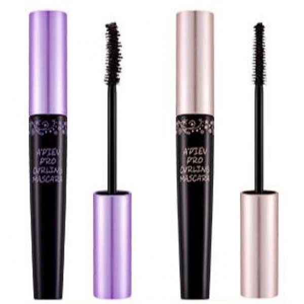 подкручивающая тушь для ресниц apieu pro-curling mascara подкручивающая тушь для ресниц apieu pro-curling mascaraPro-Curling Mascara. Подкручивающая тушь для ресниц<br><br>Подкручивающая тушь для ресниц пользуется большой популярностью, и это не удивительно. Для тех, кто мечтает об изумительном изгибе, о ресничках, которые в течение всего дня делают взгляд открытым и манящим, предназначена эта тушь.<br><br>В составе подкручивающей туши присутствуют натуральные воски и смолы, которые придают ресницам гибкость и эластичность, а также надолго закрепляют их изгиб, не утяжеляя и не склеивая. Форма щеточки также способствует подкручиванию.<br><br>В составе туши протеины шелка, которые питают ресницы, оберегают их от ломкости и выпадения, восстанавливают структуру. Экстракты черного риса и черных бобов увлажняют ресницы, оказывают антиоксидантную защиту.<br><br>Подкручивающая тушь представлена 2 вариантами:<br><br><br>01. APieu Pro-Curling Mascara Curl Lash – подкручивающая тушь удлиняющая<br><br>02. APieu Pro-Curling Mascara Curl Volume – подкручивающая тушь объёмная<br><br><br>Способ применения: Нанести на чистые сухие ресницы или поверх специальной базы. После нанесения туши можно использовать верхнее покрытие .<br><br>Вес: 7 г<br><br>Вес г: 7.00000000