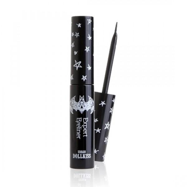 подводка для глаз baviphat urban dollkiss black devil expert eyeliner подводка для глаз baviphat urban dollkiss black devil expert eyelinerUrban dollkiss Black Devil Expert eyeliner. Подводка для глаз из мистической серии Black Devil. Несмотря на несколько жутковатое (но, в то же время, стильное) оформление, это средство, как и остальные из этой серии, работает на вашу красоту! Подводка, которая придаст взгляду особую выразительность, подчеркнет красоту и поможет скорректировать форму глаз. <br><br>Urban Dollkiss Black Devil Expert Eyeliner позволит получить идеально ровные линии, которые долгое время будут сохранять насыщенный цвет. Средство обеспечивает непревзойденную стойкость макияжа – целый день он будет выглядеть идеально. Urban Dollkiss Black Devil Expert Eyeliner удобна в использовании, а тонкая кисточка обеспечивает суперточное нанесение линий любой толщины.<br><br>Яркий цвет придаст взгляду особую выразительность и глубину. Подводка имеет водостойкую формулу, поэтому ее можно применять в жаркие дни, и в дождь. Она мгновенно высыхает, не осыпается и не течет. Вечером средство легко смывается обычной водой и не требует использования специальных средств для удаления макияжа. Подводка содержит только природные ингредиенты, которые бережно заботятся о коже. Растительные экстракты насыщают ее влагой и ценными веществами, разглаживают морщинки, поддерживают упругость. Средство от Baviphat не вызывает раздражений, поэтому использовать его можно даже для самой чувствительной кожи.<br><br>Применение: Небольшая туба с кисточкой, тонкий кончик которой позволяет создать стрелку любой толщины. Однако жидкая подводка требует определенной сноровки в нанесении. Подводка не поддается растушевке, поэтому линию нужно проводить быстро и, самое главное, правильно. Важное условие при нанесении жидкой подводки – не натягивать кожу века, чтобы не получилась гармошка. Подводка стойко держится в течение дня, однако легко смывается теплой водой.Встряхните флакон и проведите линию нужной толщины. После применения плотно закройте флакон.<br>