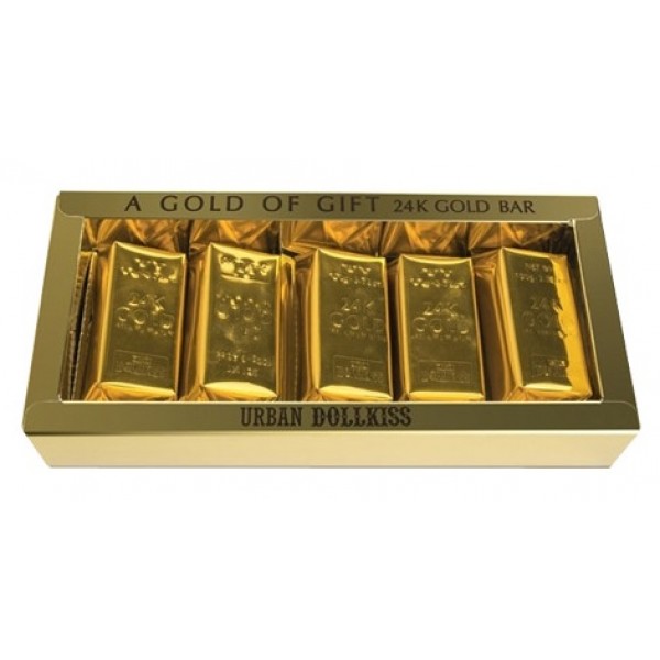 мыло косметическое 24k набор baviphat urban dollkiss agamemnon 24k gold bar set мыло косметическое 24k набор baviphat urban dollkiss agamemnon 24k gold bar setUrban Dollkiss Agamemnon 24K Gold Bar set. Мыло косметическое 24K набор <br><br>Для драгоценного сияния, молодости и красоты Вашего лица создано это роскошное мыло с высокой концетнрацией ценных ингредиентов! Обогащено омолаживающими и комплексно оздоравливающими компонентами, которые интенсивно и глубоко восстанавливают кожу. Этот набор станет прекрасным подарком на любой праздник!<br><br>Косметическое мыло для лица Urban Dollkiss Agamemnon 24K Gold Bar содержит коллоидное золото (5000 мг), экстракт муцина улитки, гиалуронат натрия, рисовое масло, экстракт зеленого чая, коллаген, прополис, кокосовое молоко, масло оливы, экстракт меда, лошадиный жир. Косметическое мыло не разрушает естественный липидный барьер кожи. Природные экстракты способствуют увлажнению кожи, восстанавливают основные биологические функции, восстанавливают липидный барьер кожи. Мыло придает коже гладкость, здоровый блеск и чистый тон. Текстура средства не раздражает кожу, смягчает и сохраняет естественный гидро-баланс, поддерживает эластичность кожи.<br><br>Коллоидное золото улучшает проникновение в кожу других компонентов: витаминов, растительных экстрактов. Ускоряет деление клеток кожи. Повышает жизненный тонус, стимулирует восстановительные функции организма, повышает сопротивляемость различным заболеваниям, способствует усилению процессов регенерации клеток. <br><br>Молоко кокоса благодаря высокому содержанию липидов, протеинов, витаминов A, B, C, углеводов, а также минеральных веществ и фруктовых кислот, он способствует быстрой регенерации кожи и защищает ее от вредных воздействий окружающей среды, является прекрасным увлажняющим средством, придает коже упругость и бархатистость.<br><br>Мыло не содержит парабенов, искусственного пигмента, минеральных масел, материалов животного происхождения, синтетических ароматизаторов, искусственных красителей.<br><br>Применение: Создайте мыльную пену, нанесите массирующими движениями на влажную кожу лица, помассируйте. Смойте теплой водой.<br><br>Объем: 85 г. х 5 шт.<br><br>Вес г: 425.00000000