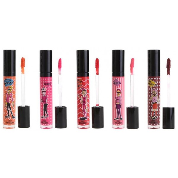 блеск для губ baviphat urban dollkiss kissable magic glostick блеск для губ baviphat urban dollkiss kissable magic glostickUrban Dollkiss Kissable Magic Glostick. Блеск для губ<br><br>Поможет создать совершенный макияж и покорить окружающих своей красотой. Легкая и шелковистая текстура блеска мягко покрывает кожу губ и дарит ей роскошные оттенки. После нанесения средства губы приобретают глянцевый блеск, но через некоторое время финиш становится полуматовым и изысканным.<br><br>Блеск оснащен удобным аппликатором, благодаря которому наносить его очень легко. С помощью аппликатора можно создать идеально четкий контур без использования карандаша.<br><br>Основными компонентами являются масла арганы и ши, которые питают и увлажняют кожу губ, придают ей мягкость, разглаживают, избавляют от шелушений, заживляют трещинки, возвращают упругость и оберегают от любых воздействий. Кроме того, они бережно отшелушивают отмершие клетки и способствуют их быстрому обновлению.<br><br>Блеск представлен в нескольких оттенках:<br><br><br>01 Orange.<br><br>02 Hot Pink.<br><br>03 Scarlet.<br><br>04 Red.<br><br>05 Vampire.<br><br><br>В течение дня выбранный цвет будет оставаться ярким и насыщенным несмотря на внешние воздействия. Блеск от Baviphat сделает ваши губы привлекательными, более объемными и сексуальными.<br><br>Способ применения: Нанести на чистую сухую кожу губ при помощи аппликатора.<br><br>Объём: 6 мл<br>