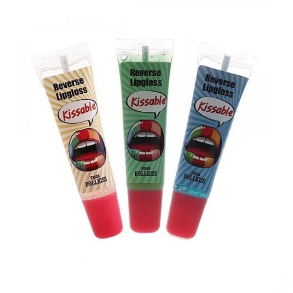 блеск для губ baviphat urban dollkiss kissable reverse lip gloss блеск для губ baviphat urban dollkiss kissable reverse lip glossБлеск для губ – идеальное средство для создания безупречного макияжа. Urban Dollkiss Kissable Reverse Lip Gloss сделает акцент на губах, придаст им мягкость, насытит влагой и ценными веществами. Средство образует защитное покрытие и не допускает образования трещин и шелушений. Благодаря легкой текстуре блеск создает на коже легкое покрытие и дарит ей роскошные оттенки. Губы приобретают глянцевое мерцание, выглядят красиво и ухоженно.<br><br>Продукт создан на основе натуральных компонентов – масла оливы, макадамии и другие. Они глубоко питают кожу, наполняют ее влагой, разглаживают, избавляют от шелушений, заживляют ранки, возвращают упругость и оберегают от любых воздействий. Натуральные масла деликатно убирают мертвые клетки и обеспечивают их быстрое обновление.<br><br>Блеск от южнокорейской компании Baviphat выпускается в нескольких оттенках:<br><br><br>#1 Clear.<br><br>#2 Green.<br><br>#3 Blue.<br><br><br>При использовании средства губы в течение целого дня будут оставаться яркими и сочными независимо от внешних воздействий. Urban Dollkiss Kissable Reverse Lip Gloss сделает их более привлекательными, объемными и соблазнительными. Удобный аппликатор обеспечивает удобное нанесение пигмента.<br><br>Способ применения: Нанести блеск на чистую кожу губ и равномерно распределить, используя аппликатор.<br><br>Объем: 10 мл<br>