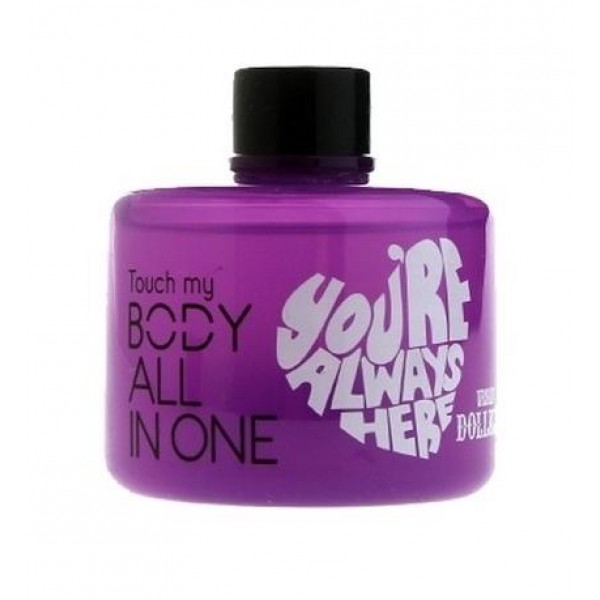 гель для душа и шампунь 2 в 1 baviphat urban dollkiss touch my body all-in-one wash гель для душа и шампунь 2 в 1 baviphat urban dollkiss touch my body all-in-one washUrban Dollkiss Touch My Body All-in-One Wash. Гель для душа и шампунь 2 в 1<br><br>Прекрасное сочетания шампуня и геля для душа. Его состав богат большим количеством питательных и натуральных компонентов, которые превратят принятие душа в приятное действие.<br><br>Шампунь тщательно поможет очистить кожу и волосы, даст им легкость и блеск. Волосы станут мягенькими, здоровыми и послушными, долго будут чистыми и ухоженными, а регулярное применение поможет решить проблему с секущимися кончиками. Для использования шампуня, необходимо нанести немного средства на кожу головы и вспенить, после распределить по волосам и массируя пройтись по всей голове, затем промыть теплой водичкой.<br><br>Гель очень нежно очистит кожу от загрязнений, благодаря обворожительному запаху смоет с вас усталость и плохое настроение. Кожа после него будет мягкой и бархатной, защищенной от вредоносных факторов окружающей среды.<br><br>Благодаря мятному экстракту, вы долгое время будете ощущать свежесть и легкость, поможет успокоить раздраженную кожу и привести в норму водный баланс.<br><br>Способ применения: нанести необходимое количество геля на губку и вспенить его до густой пены, легко массируя нанести на тело и после смыть водой.<br><br>Объем: 300 мл<br>