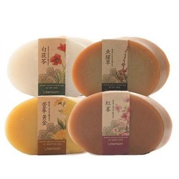 мыло berrisom premium oriental soap мыло berrisom premium oriental soapPremium Oriental Soap. Мыло<br><br>Уникальное мыло на основе тщательно отобранных натуральных компонентов, которые не сушат и не раздражают кожу. Экстракты восточных трав, ручная технология изготовления, отсутствие консервантов, красителей и отдушек делают мыло идеальным средством для очищения кожи. Образует пышную пену, бережно удаляющую все загрязнения с поверхности лица.<br><br>Мыло представлено 4 вариантами и, в зависимости от компонентов, предназначено для разных типов кожи.<br><br><br>01. Premium Oriental Soap For Aging Care – растительное мыло для увядающей кожи лица<br><br><br>В составе мыла красный женьшень, экстракт гриба санхван, камелия, а также масло зародышей пшеницы. Регулярное очищение лица при помощи антивозрастного мыла делает кожу более упругой и эластичной, способствует разглаживанию морщин и выравниванию тона кожи.<br><br><br>02. Premium Oriental Soap For Oily Skin – растительное мыло для жирной кожи лица<br><br><br>В составе мыла экстракты портулака, прополиса, чайного дерева, лакрицы, а также масло виноградных косточек. Мыло оказывает бактерицидное и противовоспалительное действие, регулирует работу сальных желез, предупреждает появление жирного блеска, способствует выводу токсинов.<br><br><br>03. Premium Oriental Soap For Dry Skin – растительное мыло для сухой кожи лица<br><br><br>В составе мыла морская вода, гиалуроновая кислота, а также комплекс натуральных масел - арганы, жожоба, авокадо, камелии. Мыло эффективно увлажняет сухую кожу, возраждает уставшую и тусклую. Масла придают коже небывалую мягкость и гладкость.<br><br><br>04. Premium Oriental Soap For Sensitive Skin – растительное мыло для чувствительной кожи лица<br><br><br>В составе мыла натуральное золото, эстракт шиповника, масла жожоба и примулы вечерней, а также аминокислоты шелка. Мыло оказывает противовоспалительное и ранозаживляющее свойство, улучшает обменные процессы в клетках кожи, успокаивает ее и снимает покарснения.<br><br>Способ применения: Намочить мыло, вспенить и нанести пену на лицо массажными движениями, затем смыть теплой водой.<br><br>Вес: 135 г<br><br>Вес г: 135.00000000