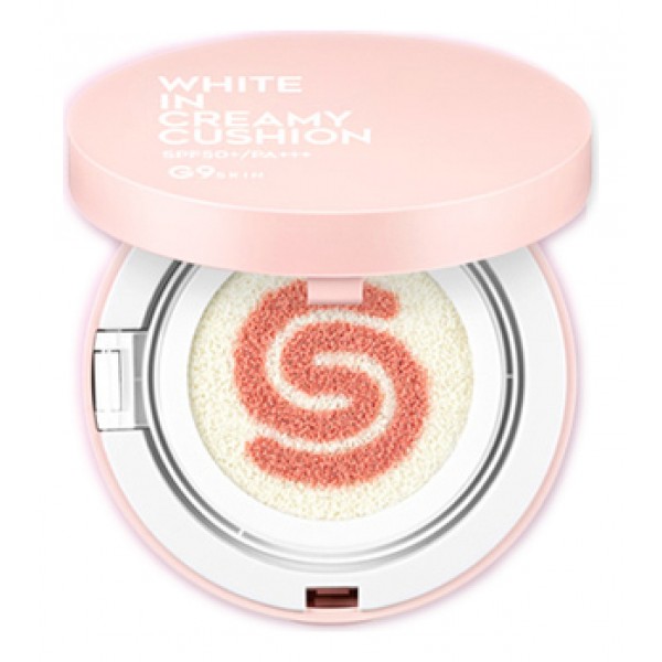 средство тональное компактное berrisom g9 white in creamy cushion средство тональное компактное berrisom g9 white in creamy cushionG9 White in Creamy Cushion. Средство тональное компактное<br><br>Для тех, кто мечтает о ровной, изысканно-матовой светлой коже без пигментации и покраснений предназначен осветляющий крем с молочными протеинами BERRISOM G9 White In Whipping Cream. Однако, если вы его только начали использовать и кожа лица пока еще далека от мечты, замаскировать различные несовершенства и выровнять тон поможет компактное тональное средство. Средство представляет собой сочетание осветляющей солнцезащитной базы и розового увлажняющего праймера.<br><br>Кушон с кремовой текстурой прекрасно распределяется по коже, создает естественное покрытие, которое маскирует темные круги и покраснения, мелкие морщинки и расширенные поры. После нанесения средства тон кожи становится ровным, лицо обретает свежесть, предупреждается появление жирного блеска.<br><br>В составе средства мощный антивозрастной и осветляющий комплекс.<br><br>Экстракт молочных протеинов оказывает мощное регенерирующее, увлажняющее, смягчающее действие, глубоко питает. Воздействуя на кожу, молочные протеины обновляют эпидермис, так как стимулируют процесс роста молодых клеток, а также активируют синтез коллагена. Кроме того, молочные протеины обладают противовирусными и противомикробными свойствами. Молочные протеины хорошо усваиваются кожей и при регулярном применении крема она становится гладкой, бархатистой и упругой.<br><br>Ниацинамид способствует осветлению пигментных пятен, корректирует неровный тон кожи, смягчает следы постакне и поствоспалительную гиперпигментацию. Обеспечивает мощное клеточное обновление кожи, предотвращает потерю влаги. Является сильным антиоксидантом, защищающим кожу от агрессивного воздействия ультрафиолета и свободных радикалов.<br><br>Аденозин наполняет клетки кожи энергией, стимулирует синтез коллагена и эластина, смягчает и подтягивает кожу, восстанавливает ее после воздействия ультрафиолета, расслабляет лицевые мышцы, что способствует разглаживанию морщин.<br><br>Способ применения: Нанести средство мягкими надавливающими движениями при помощи спонжа.<br><br>Вес: 15 гр.<br><br>Вес г: 15.00000000