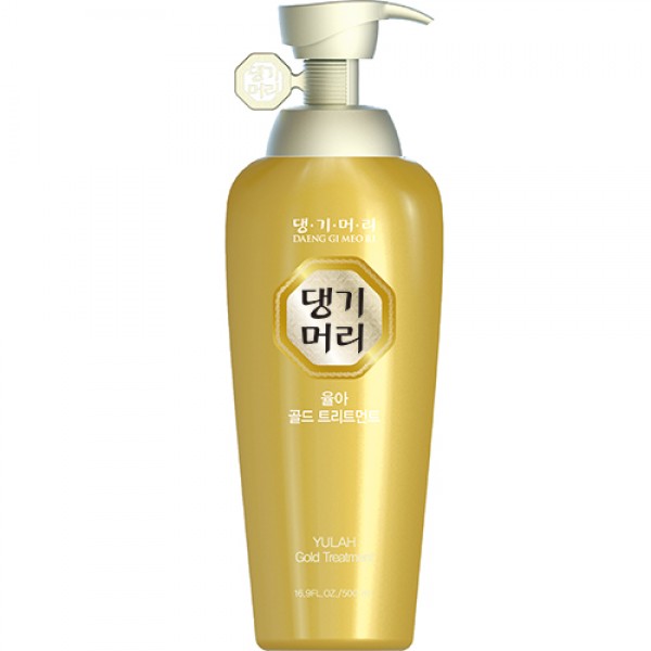кондиционер для волос daeng gi meo ri yulah gold treatment кондиционер для волос daeng gi meo ri yulah gold treatmentYulah Gold Treatment. Кондиционер для волос<br><br>Содержит ценный экстракт кокона шелкопряда, обеспечивающий питание и увлажнение для сухих волос.<br><br>Масло инка-инчи применяется для восстановления здоровья волос, предотвращает сечение кончиков, эффективно борется с перхотью.<br><br>Тщательно подобранная комбинация из 5 ценных экстрактов восточных растений: красного женьшеня, имбиря, корейской хризантемы, тутового дерева, ремании – доставляет питательные вещества в кожу головы и волосы, наполняя их здоровьем и энергией.<br><br>Запатентованный экстракт книдиума повышает силу, эластичность и прочность волос.<br><br>Кератин и керамиды способствуют гладкости и эластичности сухих и поврежденных волос.<br><br>Способ применения: небольшое количество кондиционера нанести на влажные волосы, оставить на 5 мин., смыть теплой водой.<br><br>Объем: 500 мл<br>