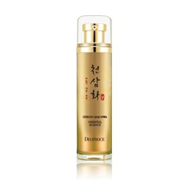 эссенция для лица антивозрастная deoproce cheon sam hwa oriental essence эссенция для лица антивозрастная deoproce cheon sam hwa oriental essenceCheon Sam Hwa Oriental Essence. Эссенция для лица антивозрастная<br><br>Мощное антивозрастное средство на основе корня красного женьшеня и вытяжки из луковицы нарцисса. Эссенция подходит для любого типа кожи, возрастная группа: 35+<br><br>Уникальное сочетание ингредиентов восстанавливает жизненные силы кожи и наполняет энергией каждую ее клеточку. Эссенция оказывает выраженное разглаживающее действие: сеточка мелких морщин исчезает, а глубокие становятся менее заметными, предупреждается появление новых морщин.<br><br>Экстракт из клубня нарцисса Тацетта – уникальный омолаживающий эликсир. Достаточно понаблюдать, как уснувший на зиму цветок заново рождается и вырастает из луковицы, чтобы понять, какой силой и способностью аккумулировать энергию он обладает. Вещество, извлекаемое из растения в момент перед весенним пробуждением – IBR-Dormin – оказывает уникальное антивозрастное действие на утомленную кожу, буквально поворачивая время вспять. Благодаря наличию природных фитогормонов, экстракт из клубня нарцисса увеличивает период жизни клетки до следующего деления, что позволяет клеткам обрести полноценные защитные функции и способно значительно притормозить процессы старения кожи, предупреждая истощение и гибель старых клеток эпидермиса из-за регулярного воздействия свободных радикалов, ультрафиолета, атмосферных загрязнений.<br><br>Эффективность применения уникального экстракта подтверждена многочисленными тестированиями. Повышаются защитные функции кожи, она становится более эластичной, уменьшается глубина морщин, исчезает тусклость и усталость кожи.<br><br>Вытяжка из 6-летнего красного женьшеня оказывает быстрое и явно выраженное воздействие на кожу: восстанавливает её, защищает от обезвоживания, питает, усиливает циркуляцию крови, усиливает способность сопротивляться к негативному влиянию факторов внешней среды. Благодаря уникальным гинзенозидам в составе женьшеня, способствует выработке собственного коллагена, тем самым повышая упругость и эластичность кожи. Антиоксиданты подавляют разрушающее действие свободных радикалов, тем самым замедляют процессы преждевременного старения.<br><br>Способ применения: Нанести на кожу до применения крема несколько капель эссенции и распределить по массажным линиям.<br><br>Объем: 40 мл<br>