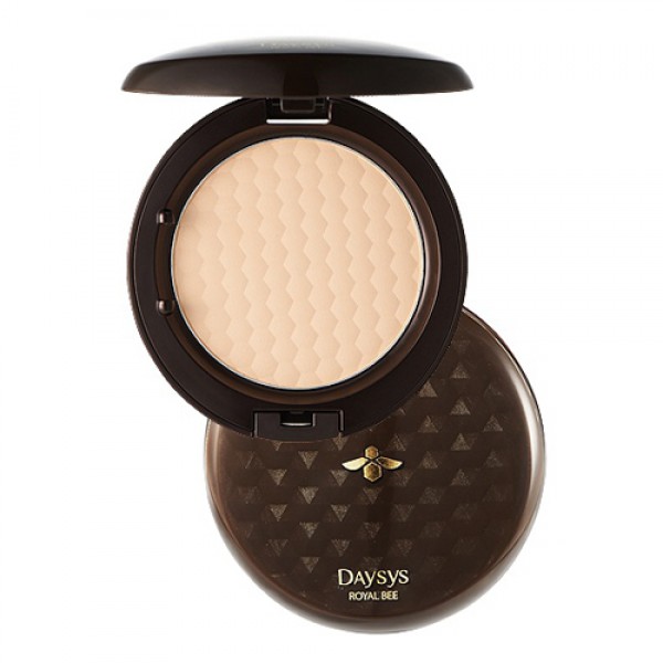 пудра-кушон с экстрактом меда и прополиса enprani daysys royal bee honey essence cover pact пудра-кушон с экстрактом меда и прополиса enprani daysys royal bee honey essence cover pactDaysys Royal Bee Honey Essence Cover Pact. Пудра-кушон с экстрактом меда и прополиса<br><br>Пудра-кушон – удобное в использовании компактное тональное средство. Специальная сеточка позволяет оптимально дозировать средство во время нанесения. Само средство представляет собой сочетание медовой сыворотки и тонального крема, которые идеально маскируют кожные несовершенства и идеально ухаживают за кожей.<br><br>Кушон создает безупречное покрытие, невесомое и естественное, при этом хорошо маскирует кожные несовершенства, выравнивает микрорельеф кожи и ее тон, а также великолепно ухаживает за кожей и оздоравливает ее.<br><br>В составе средства мед и прополис, которые подходят для любого типа кожи, но особенно рекомендуются для чувствительной кожи. Как и все продукты пчеловодства, обладают антибактериальными и лечебными свойствами; оказывают ранозаживляющее действие, благотворно воздействуют на кожу лица, оздоравливая ее, снимают покраснения, сухость и шелушения, ускоряют заживление акне.<br><br>Экстракт меда способствует заживлению раздражений, предотвращает появление новых воспалений и высыпаний, восстанавливает кожу и ускоряет ее обновление. Богатый химический состав мёда (сахара, протеины, аминокислоты, витамины, ферменты, минералы и т.д.) обеспечивает кожу полноценным питанием, смягчает и увлажняет ее, разглаживает и устраняет шелушения, способствует заживлению воспалений и предупреждает появление новых.<br><br>Прополис ускоряет обновление тканей и способствует более интенсивному проникновению полезных веществ в глубокие слои кожи, уменьшает проявление кожных высыпаний, выравнивает тон кожи, придает ей красивый и естественный цвет.<br><br>Кушон комфортен на лице, увлажняет и поддерживает оптимальный уровень влаги в течение дня, устраняет шелушения и регулирует работу сальных желез, предупреждает появление жирного блеска.<br><br>Возможные оттенки:<br><br><br>21 Light beige – светлый беж<br><br>23 Natural beige – натуральный беж<br><br><br>Способ применения: На очищенную и тонизированную кожу нанести средство завершающим этапом макияжа.<br><br>Вес: 12 г<br><br>Вес г: 12.00000000