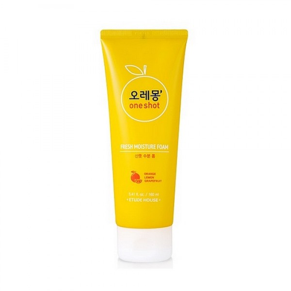 пенка для умывания освежающая etude house o-le-mong one shot fresh moisture foam пенка для умывания освежающая etude house o-le-mong one shot fresh moisture foamO-LE-MONG One Shot Fresh Moisture Foam. Пенка для умывания освежающая<br><br>Если вам необходимо мягкое увлажняющее средство для очищения, которое не вызывает раздражений и при этом прекрасно очищает поры, то нежная пенка для умывания с микропузырьками Etude House O-Le-Mong One Shot Fresh Moisture Foam – это то, что вам нужно!<br><br> <br><br>Пенка обладает мягкой, не вызывающей раздражений, формулой и дает облако плотной и упругой пены, которая прекрасно удаляет загрязнения и кожный жир, увлажняет, выравнивает текстуру и тон кожи, насыщает ее витаминами и делает свежей и сияющей.<br><br> <br><br>Комплекс экстрактов апельсина, лимона, грейпфрута и киви в составе средства, оказывает противовоспалительное действие, повышает тонус кожи, разглаживает морщинки и мягко отбеливает, осветляя пигментные пятна, следы от пост-акне и веснушки. Кроме того, он нормализует выделение кожного жира, матирует и улучшает цвет лица, отшелушивая ороговевший слой кожи и ускоряяя обновление клеток, а также очищает и способствует сужению пор и исчезновению черных точек.<br><br> <br><br>Экстракты сахарного тростника и сахарного клена, за счет входящих в их состав гликолевой кислоты, мягко отшелушивают мертвые клетки, подавляют синтез меланина, предупреждая нежелательную пигментацию, увлажняют, смягчают, защищают от солнечного излучения и стимулируют выработку кожей собственного коллагена, делая кожу более упругой и эластичной.<br><br> <br><br>Способ применения: Выдавите немного средства на ладони, добавьте немного воды и вспеньте. Затем нанесите на кожу мягкими массирующими движениями и смойте теплой водой.<br><br> <br><br>Объем: 160 мл<br>