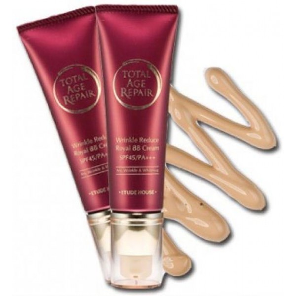 крем бб антивозрастной etude house total age repair wrinkle reduce royal bb cream крем бб антивозрастной etude house total age repair wrinkle reduce royal bb creamАнтивозрастной BB крем укротитель морщин Total Age Repair Wrinkle Reduce Royal BB Cream предназначен для возрастной кожи с морщинами или началом их проявления. Увлажняющий бб с высоким солнцезащитным фактором SPF45/PA+++ оказывает на кожу тройное действие – осветляет, предотвращает проникновение УФ-лучей в кожу, разглаживает имеющиеся морщины.<br><br>В составе присутствует запатентованный комплекс полезных компонентов и натуральных трав. Крем подойдет любому типу кожи<br><br>Формула продукта безопасна, производитель исключил из состава минеральные масла, бензофенон, тальк и парабены.<br><br>Основными ингредиентами в составе крема являются ферменты пчелиного маточного молочка, бессмертник, дающие коже необходимое питание и молодость. Антивозрастной эффект крема обусловлен влиянием на кожу дополнительных веществ, естественно увлажняющих и восстанавливающих ее.<br><br>Текстура крема достаточно плотная, что обеспечивает высокую кроющую способность, при этом средство легко наносится и тушуется на лице, приобретая естественный тон кожи. В аромате продукта преобладают легкие нотки трав.<br><br>Активные ингредиенты:<br><br>Бессмертник – экстракт растения содержит кладезь витаминов и микроэлементов: К и С, горькие дубильные вещества, каротин, марганец, хром, алюминий, медь, железо. Обладает выраженным противовоспалительным и антисептическим действием.<br><br>Пчелиное маточное молочко – его состав богат витаминами и белками, которые очень важны для построения новых клеток кожи – жирные ферменты, аминокислоты, углеводы и жиры. Это высококачественное, биологически активное и питательное вещество. Это природный стимулятор обновления структуры кожи.<br><br>Ромашка обладает антистрессовым, противовоспалительным и противовирусным свойством. Защищает кожу и препятствует возникновению воспалений и всевозможных покраснений.<br><br>Лаванда способствует обновлению кожи и регенерации тканей, имеет выраженное бактерицидное действие, успокаивает воспаления, снимает покраснения. Также экстракт лаванды борется с излишней сальностью кожи, сужает поры, а также заживляет поврежденные участки.<br><br>Экстракт красного вина защищает кожу от негативного воздействия внешней среды, укрепляет и тонизирует ее, выравнивает цвет лица, повышает эластичность кожи, питает ее, способствует выведению вредных веществ.<br><br>Корень женьшеня стимулирует выработку коллагена, регулирует обменные процессы в коже, повышает тонус, улучшает циркуляцию крови, обновляет структуру дермы, увлажняет и питает ее.<br><br>Омолаживающий BB крем представлен в двух вариациях:<br><br><br>Легкий бежевый №1 – отлично сливается с тоном светлой кожи.<br><br>Натуральный бежевый №2 – подойдет больше для загорелой или смуглой кожи.<br><br><br>Способ применения: После очищения и базового ухода за лицом, нанести крем тонким слоем и растушевать при помощи пальцев, спонжа или кисти. При необходимости бб крем можно наслаивать.<br><br>Объём: 50 мл<br><br>Вес г: 50.00000000