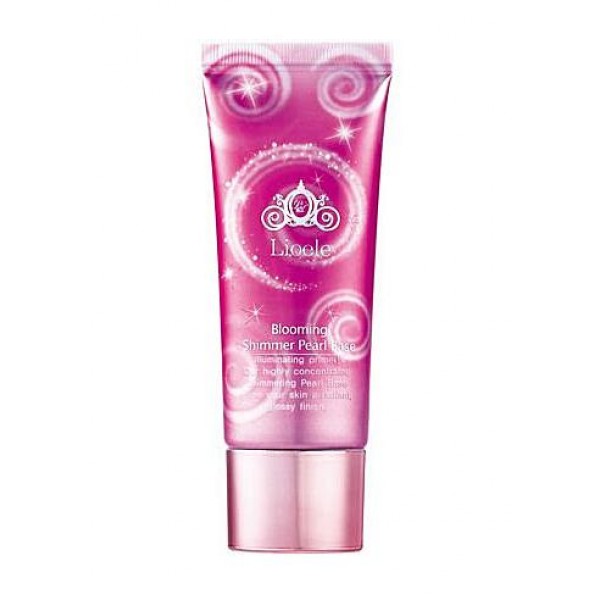 шиммер-база жемчужная lioele blooming shimmer pearl base шиммер-база жемчужная lioele blooming shimmer pearl baseBlooming Shimmer Pearl Base. Шиммер-база жемчужная<br><br>Нежный жемчужный шиммер – уникальное средство, позволяет не только выровнять тон кожи (как это делают базы под макияж и тональные основы), но и придать лицу здоровое, естественное сияние и аристократический фарфоровый оттенок.<br><br>Средство прекрасно выравнивает текстуру кожи – вуалирует поры и неровности. Жемчужная пудра в составе шиммера, а также уникальная светорассеивающая цветовая система создают необычный эффект – ваша кожа сияет как будто изнутри.<br><br>Гиалуроновая кислота, сквалан и бетаин оказывают увлажняющее действие и помогает коже удерживать влагу внутри клеток.<br><br>Шиммер можно наносить не только на кожу лица, но и шею, зону декольте, руки, плечи для создания нежного мерцания. Текстура шиммера нежная, легкая – розоватый перламутр покрывает лицо легкой шелковой вуалью. Не оставляет липкой пленки. Средство можно смешивать с ББ-кремом, что усилит маскирующие свойства второго и сделает его более стойким.<br><br>Способ применения: при использовании в качестве базы под макияж – нанести на чистую кожу после уходовых средств до нанесения тонального или ББ-крема. Также можно смешать с ББ-кремом и также нанести на кожу легкими массирующими движениями. При использовании в качестве хайлайтера – нанести шиммер в качестве завершающего этапа макияжа на скулы, переносицу или другую область, на которой вы хотите сделать акцент.<br><br>Объем: 35 мл<br>
