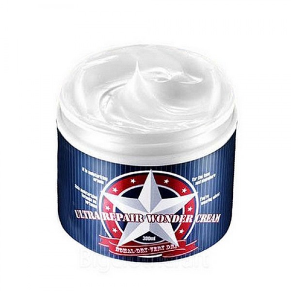 чудо-крем восстанавливающий mizon ultra repair wonder cream чудо-крем восстанавливающий mizon ultra repair wonder creamUltra Repair Wonder Cream. Чудо-крем восстанавливающий<br><br>Крем создан по специальной технологии обратной эмульсии, благодаря чему не только обеспечивает кожу необходимой влагой, но и удерживает ее на протяжении длительного времени. Вы можете быть уверены, что ваша кожа надежно защищена от холодов, ухожена и напитана всякими полезностями! А чудо-объем в 300мл позволяет заботиться не только о коже лица, но и побаловать свое тело!<br><br> <br><br>Аденозин — химический элемент, входящий в состав ДНК. В нашем организме он заживляет раны, держит в тонусе коллагеновые волокна и участвует в создании новых — молодых и здоровых, а значит, помогает коже оставаться упругой и эластичной.<br><br> <br><br>Комплекс аминокислот (глицин, аланин, пролин, серин. треонин, аргинин, лизин, глутаминовая кислота) и гидролизированный экстензин укрепляют коллагеновые волокна в ткани, питают и увлажняют кожу, повышают упругость и эластичность.<br><br> <br><br>Гиалуроновая кислота помогает коже поддерживать оптимальные показатели упругости, увлажненности и эластичности. А ведь именно это продлевает красоту и молодость кожи.<br><br> <br><br>Трегалоза предотвращает распад клеточных мембран, защищает белки и другие биомолекулы от высыхания, сохраняет биологическую активность. Трегалоза образует защитный слой вокруг белков, таким образом сохраняя жизнь в экстремальных условиях жары или холода, или других стрессовых ситуациях.<br><br> <br><br>Аргановое масло считается одним из самых редких и дорогих растительных масел в мире. Очень богато витамином Е и витамином F (ненасыщенные жирные кислоты), обладает тонизирующим, регенерирующим и омолаживающим свойством, разглаживает мелкие морщинки, поэтому используется в уходе за увядающей, вялой и морщинистой кожей.<br><br> <br><br>Масло манго обладает хорошими регенерирующими и восстанавливающими свойствами. Кремы, в которые входит масло манго особо эффективны для борьбы с возрастными проявлениями кожи, такими как морщины, пигментные пятна, тусклый цвет лица.<br><br> <br><br>Масло ши обладает прекрасными восстанавливающими, увлажняющими и разглаживающими свойствами, замедляет старение, применяется как противоотечное и противовоспалительное средство.<br><br> <br><br>Масла оливки, жожоба, примулы вечерней, подсолнечника и пенника лугового превосходно смягчают и питают кожу, источники витаминов и незаменимых жирных кислот.<br><br> <br><br>Витамины С и Е (аскорбилпальмитат и токоферола ацетат), работая в синергии, обеспечивают мощную антиоксидантную защиту кожи, тем самым препятствуя преждевременному старению.<br><br> <br><br>Бета-глюкан — мощный иммуномодулятор, стимулирует синтез коллагена и эластина.<br><br> <br><br>Экстракт ириса флорентийского оказывает оживляющее антивозрастное действие, богат натуральными изофлавонами. Экстракт флорентийского ириса уменьшает глубину морщин, повышает увлажненность и эластичность кожи. Благодаря тому, что его действие сходно с действием эстрогенов, он помогает бороться против формирования морщин, сухости и ослабления кожи.<br><br> <br><br>Комплекс натуральных экстрактов арники горной, полыни горькой, тысячелистника, горечавки желтой оказывает увлажняющее, противовоспалительное, биостимулирующее и ранозаживляющее действие, восстанавливает клетки кожи, очищает поры, обладает тонизирующим и антибактериальным действием.<br><br> <br><br>Аллантоин делает возможной регенерацию клеток кожи.Основной эффект аллантоина заключается в мощном стимулировании клеточной пролиферации и усилении восстановления тканей.<br><br> <br><br>Эфирное масло иланг-иланга — в переводе означает «цветок цветов» и это действительно восхитительное масло. Омолаживает, разглаживает, выравнивает и полирует кожу, придавая ей упругость, бархатистость и нежность. Является афродизиаком, поскольку обладает божественным, соблазняющим и чувственным ароматом — пробуждает страсть!<br><br> <br><br>Эфирное масло лемонграсса — прекрасное средство для ухода за проблемной кожей, дренирует, подтягивает дряблую кожу, стимулирует лимфатическую систему, выводит токсины из кожи, укрепляет эластичность, сохраняет влагу.<br><br> <br><br>Эфирное масло эвкалипта обезболивает и регенерирует поврежденные участки кожи после ожогов, обладает легким отбеливающим эффектом. Аромат эвкалипта восстанавливает нарушенное эмоциональное равновесие, наполняет энергией.<br><br> <br><br>Эфирное масло можжевельника способствует регенерации клеток, повышает упругость кожи, ликвидирует ее дряблость, вялость, нечистый цвет и утомленный вид.<br><br> <br><br>Эфирное масло герани — типичное «женское» масло, чудесный выбор для всех типов кожи.Быстро регенерирует кожу после повреждений, регулирует содержание кожного сала, устраняет сыпь, воспаление и шелушение, делая кожу гладкой и молодой.<br><br> <br><br>Подходит для нормальной, сухой и обезвоженной кожи.<br><br> <br><br>Объём: 300 мл<br>