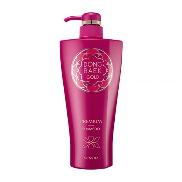 шампунь для поврежденных волос missha dong baek gold premium shampoo шампунь для поврежденных волос missha dong baek gold premium shampooDong Baek Gold Premium Shampoo. Шампунь для поврежденных волос<br><br>Шампунь не только тщательно очищает волосы и кожу головы от загрязнений, кожного жира и средств укладки, но и оказывает оздоравливающее действие. В составе шампуня натуральные масла камелии, жожоба и аргании, а также комплекс растительных экстрактов.<br><br>Масло камелии – восстанавливает естественный блеск волос, помогает им сохранять внутреннюю влагу, предотвращает ломкость волос и образование секущихся кончиков, лечит сухую кожу головы, избавляет от неприятного зуда и перхоти, защищает волосы от загрязнений окружающей среды. Масло камелии смягчает волосы и делает их послушными и податливыми для укладок и причесок.<br><br>Масло жожоба – подходит для любого типа волос. При жирных волосах масло очищает поры кожи головы от сала, а пересушенные, ломкие, секущиеся, окрашенные и ослабленные волосы – питает и восстанавливает. Масло проникает вглубь, насыщая и питая поры и волосяные фолликулы. Масло полностью впитывается кожей головы и волосами, не утяжеляя их и не создавая жирной пленки, поэтому подходит для частого применения. Масло жожоба защищает волосы от негативного воздействия внешних факторов, сохраняет влагу внутри.<br><br>Аргановое масло – питает и увлажняет волосы и кожу головы, укрепляет волосяные луковицы, восстанавливает поврежденную структуру волос, улучшает обменные процессы и ускоряет регенерацию клеток кожи головы, эффективно защищает волосы от УФ-излучения, высокой сухости или, наоборот, влажности воздуха. Аргановое масло для волос оказывает легкое противовоспалительное и успокаивающее действие, что положительно сказывается при раздраженной коже головы, исчезают шелушения и перхоть.<br><br>Шампунь укрепляет волосы, придает им упругость, обеспечивает необходимое увлажнение и питание, а также защиту от неблагоприятных внешних воздействий (УФ-излучения, загазованности атмосферы, горячего воздуха фена, средств укладки и т.д.).<br><br>Волосы становятся мягкими, гладкими, послушными, хорошо расчесываются и не спутываются, приобретают красивый естественный блеск и жизненную силу.<br><br>Способ применения: вспенить средство с небольшим количеством воды, нанести на влажные волосы по всей длине, помассировать кожу головы, а затем тщательно промыть волосы теплой водой.<br><br>Объём: 500 мл<br>