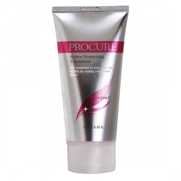 маска защитная для волос missha procure active protecting treatment маска защитная для волос missha procure active protecting treatmentProcure Active Protecting Treatment. Маска защитная для волос<br><br>Защитная, питательная маска для сухих, ломких, пересушенных феном волос и окрашенных волос. Маска подарит волосам блеск и силу, увлажняет их, восстанавливает поврежденные участки: поверхность волоса становится более гладкой, а сам волос более здоровым и защищенным. Маска имеет хорошую проникающую способность, улучшает состояние волос уже после первого применения, волосы становятся шелковистыми, мягкими, блестящими. В составе маски кератин, масла жожоба и камелии, а также растительные экстракты.<br><br>Кератин – белок, основной компонент волоса. К сожалению, агрессивное воздействие окружающей среды (сухого воздуха, хлорированной воды, солнечных лучей), а также окрашивания, сушки феном и т.п. приводит к тому, что количество естественного кератина в волосе снижается, что приводит к тусклости и ломкости волос. Ухаживающие средства для волос с кератином возвращают волосам утраченный блеск, наполняют их силой, придают объём, делают послушными.<br><br>Масло камелии – восстанавливает естественный блеск волос, помогает им сохранять внутреннюю влагу, предотвращает ломкость волос и образование секущихся кончиков, лечит сухую кожу головы, избавляет от неприятного зуда и перхоти, защищает волосы от загрязнений окружающей среды. Масло камелии смягчает волосы и делает их послушными и податливыми для укладок и причесок.<br><br>Масло жожоба – подходит для любого типа волос. При жирных волосах масло очищает поры кожи головы от сала, а пересушенные, ломкие, секущиеся, окрашенные и ослабленные волосы – питает и восстанавливает. Масло проникает вглубь, насыщая и питая поры и волосяные фолликулы. Масло полностью впитывается кожей головы и волосами, не утяжеляя их и не создавая жирной пленки, поэтому подходит для частого применения. Масло жожоба защищает волосы от негативного воздействия внешних факторов, сохраняет влагу внутри.<br><br>Способ применения: Нанести средство на вымытые влажные волосы на 2-3 минуты, затем смыть теплой водой. Рекомендуется использовать 2-3 раза в неделю.<br><br>Объём: 150 мл<br>