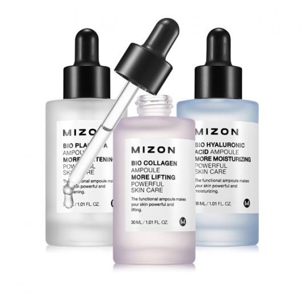 сыворотка ампульная mizon bio ampoule сыворотка ампульная mizon bio ampouleBio Ampoule. Сыворотка ампульная <br><br>Концентрированное средство направлено на корректировку различных кожных проблем. Потеря влаги, упругости или появление пигментации – сыворотка будет день за днем улучшать состояние кожи, делать ее более ухоженной и свежей.<br><br>Выпускается в 3-х вариантах:<br><br><br>Bio Hyaluronic Acid Ampoule. Сыворотка ампульная гиалуроновая<br><br>Bio Collagen Ampoule. Сыворотка ампульная с коллагеном<br><br>Bio Placenta Ampoule. Сыворотка ампульная плацентарная<br><br><br>Сыворотка с гиалуроновой кислотой предназначена для сухой и обезвоженной кожи, тусклой и безжизненной.<br><br>Гиалуроновая кислота интенсивно увлажняет кожу, а незаметная тончайшая пленка, которую создается на поверхности кожи, предотвращает испарение воды, сохраняя влагу внутри, при этом она не закупоривает поры кожи. Кроме того, ускоряет синтез собственного коллагена и эластина, а также влияет на иммунные реакции, защищает клетки от свободных радикалов и оберегает кожу от преждевременного старения.<br><br>Сыворотка с коллагеном предназначена для кожи, потерявшей упругость и эластичность. <br><br>Коллаген – мощный регулятор клеточного метаболизма и обмена веществ в тканях, оказывает стимулирующее действие на синтез коллагеновых и эластиновых волокон, благодаря чему значительно улучшается структура и микрорельеф кожи: она становится более упругой и эластичной, подтягивается и укрепляется, повышается тургор кожи, морщины разглаживаются, контур лица становится более четким. Кроме того, коллаген способствует удержанию влаги в клетках кожи.<br><br>Сыворотка с экстрактом плаценты оказывает осветляющее действие. Экстракт плаценты выравнивает тон кожи, так как способствует перемещению пигмента меланина из глубоких слоев кожи к ее поверхности и удалению его с отшелушивающимся эпидермисом. Также экстракт плаценты способствует сохранению влаги в клетках, благодаря чему оберегает кожу от уменьшения в объеме, предотвращает появление дряблости. Сыворотка с плацентой снимает напряжение и усталость кожи, эффективно ее восстанавливает, повышает упругость и эластичность.<br><br>Также в составе сывороток экстракт шелка и Palmitoyl Tripeptide-5.<br><br>Экстракт шелка восстанавливает поврежденные участки, а также повышает влагоудерживающие свойства кожи, питает и смягчает кожу, улучшает цвет лица, а также образует на коже эластичную и нежную решетку, мгновенно подтягивающую кожу и придающую ей упругость и гладкость.<br><br>Palmitoyl Tripeptide-5 – пептид, который обладает уникальной способностью проникать непосредственно в дерму и там активировать тканевый фактор роста TGF-B, стимулируя выработку естественного коллагена.<br><br>Способ применения: Нанести несколько капель сыворотки на очищенную и тонизированную кожу лица. Применять курсом.<br><br>Объём: 30 мл<br>