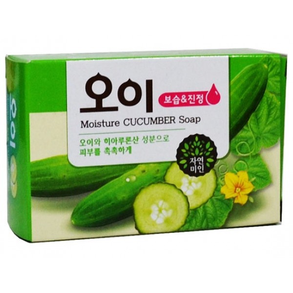 мыло огуречное мыло огуречноеMoisture Cucumber Soap. Мыло огуречное<br><br>Мыло со свежим ароматом и нежной пенкой, созданное из натуральных компонентов, бережно воздействует на кожу рук и тела, не вызывая аллергических реакций. Уникальная формула мыла способствует не только очищению кожи, но и великолепно увлажняет, тонизирует, освежает ее.<br><br>Экстракт огурца в составе мыла – это источник полисахаридов, полифенолов, гликозидов, витаминов и аминокислот. Он отлично увлажняет, подходит для использования в любое время суток, оказывает восстанавливающее и защитное действие, за счет повышенной кислотности регулирует выработку избыточного жира, очищает поры. Подходит для чувствительной и тонкой кожи, освежает, а также осветляет и выравнивает цвет кожи.<br><br>Также в составе мыла лактат натрия (натриевая соль молочной кислоты), который является популярным компонентом для мыловарения, а также в различных средствах для кожи лица и тела. Является мощным увлажнителем, восстанавливает поврежденный липидный слой кожи, возвращает к жизни обезвоженную кожу, обладает антибактериальным действием. Лакатат натрия создает на поверхности кожи воздухопроницаемую пленку, защищающую от внешних воздействий, ветра, холода, что особенно актуально для поврежденной кожи любого типа.<br><br>Мыло не сушит даже самую чувствительную и аллергичную кожу.<br><br>Способ применения: Вспенить мыло и нанести пену массажными движениями на кожу, затем смыть теплой водой.<br><br>Вес: 100 г<br><br>Вес г: 100.00000000