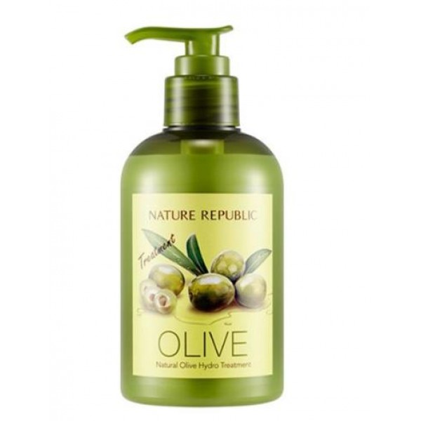 кондиционер для волос увлажняющий с маслом оливы nature republic natural olive hydro treatment кондиционер для волос увлажняющий с маслом оливы nature republic natural olive hydro treatmentNatural Olive Hydro Treatment. Кондиционер для волос увлажняющий с маслом оливы<br><br>Кондиционер для волос изготовлен на основе богатого полезными веществами оливкового масла. Он дарит волосам невероятную, шелковую гладкость, волшебный, зеркальный блеск, густоту, силу и увлажненность.<br><br>В состав также входят уникальные растительные экстракты, которые оказывают прекрасный и полноценный уход за волосами и кожей головы. Среди них женьшень, клен, мандарин, дикая хризантема, ягоды годжи, мята и многие другие. Кондиционер также содержит салициловую кислоту и D-пантенол.<br><br>Оливковое масло в составе продукта наделяет волосы силой и прочностью, придает им эластичность, шелковую гладкость, натуральный блеск, необычайную густоту, а также активизирует их рост и интенсивно увлажняет и питает кожу головы. К тому же, продукт содержит мощные природные антиоксиданты, которые защищают волосяной покров от разрушения под воздействием окислителей окружающей среды.<br><br>При регулярном использовании волосы становятся заметно гуще, здоровее и сильнее. Они приобретают гладкий, ухоженный вид и быстрее растут. Расчесывать волосы становится намного легче, они медленнее становятся жирными, а кожа головы успокаивается.<br><br>Способ применения: Наносить на чистые, влажные волосы массажными движениями, оставить на 5 минут, после чего смыть при помощи теплой воды.<br><br>Объем: 310 мл<br>