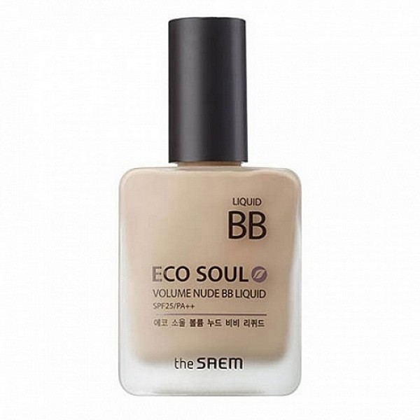 бб крем the saem eco soul volume nude bb liquid бб крем the saem eco soul volume nude bb liquidEco Soul Volume Nude BB Liquid. ББ Крем эффект обнаженной кожи<br><br>Многофункциональный бб крем предназначен для осветления пигментации, выравнивания тона кожи и разглаживания морщин.<br><br> <br><br>Легкой вуалью покрывая лицо, он создает на коже нежное, естественное покрытие. Благодаря технологии адаптации цвета, этот бб-крем с мягкой текстурой великолепно сливается с каждым индивидуальным тоном кожи, скрывая различные кожные несовершенства и обеспечивая эффект совершенной кожи без признаков макияжа.<br><br> <br><br>В составе крема высокое содержание омолаживающих, осветляющих, увлажняющих, оздоравливающих кожу компонентов, которые, благодаря целенаправленному воздействию восстанавливают клетки кожи, корректируют ее тон, заметно сокращают морщины и разглаживают кожу, защищают ее естественную красоту от агрессивного воздействия окружающей среды, в том числе от фотостарения (фактор защиты от УФ-излучения SPF25 PA ++.<br><br> <br><br>Ниацинамид – высокоэффективный осветляющей компонент, безопасный для кожи, осветляет темные участки кожи, уменьшает покраснения и следы пост-акне. Запускает процессы мощного клеточного обновления, стимулирует синтез коллагена, восстанавливает барьерную функцию кожи и уменьшает потерю влаги, улучшает эластичность, уменьшает видимые проявления старения, регулирует выработку кожного сала и устраняет жирный блеск лица.<br><br> <br><br>Аденозин – поддерживает клеточную активность, способствует устранению морщин: мелкие разглаживаются, а глубокие становятся менее выраженными. Аднеозин – очень эффективный компонент антивозрастной косметики, так как он не разрушается под воздействием тепла и света, поэтому подходит и для дневного ухода за кожей, не теряя своих свойств.<br><br> <br><br>Растительные экстракты зеленого чая, алоэ вера, чайного дерева, тысячелистника, полыни, арники, лимона, рисовых отрубей увлажняют и питают кожу, насыщают её витаминами, минеральными веществами, смягчают и разглаживают, устраняют шелушения, снимают зуд и покраснения, оказывают противовоспалительное и антибактериальное воздействие, уменьшают отечность, осветляют и витаминизируют кожу, оказывают антиоксидантную защиту и улучшает сопротивляемость кожи стрессам.<br><br> <br><br>Гиалуроновая кислота – важная составляющая для полноценного функционирования клеток, интенсивно увлажняет кожу, ускоряет синтез коллагена и эластина, способствует заживлению ран, влияет на иммунные реакции, защищает клетки от свободных радикалов, оберегает кожу от преждевременного старения. Гиалуроновая кислота создает на поверхности кожи незаметную тончайшую пленку, которая предотвращает испарение воды, сохраняя влагу внутри, при этом она не закупоривает поры кожи, а также способствует более глубокому проникновению других активных компонентов косметики.<br><br> <br><br>Коллаген – белок, строительный материал кожи, его волокна обеспечивают коже механическую прочность, плотность и эластичность. Косметические средства, насыщающие кожу коллагеном извне, запускают процессы синтеза собственного коллагена, устраняют сухость кожи, способствуют омоложению кожи, устранению морщин и коррекции контуров лица.<br><br> <br><br>Крем хорошо распределяется, быстро усаживается, не утяжеляет кожу и не забивает поры, не вызывает раздражений и не сушит кожу.<br><br> <br><br>Крем представлен 2 оттенками:<br><br><br>21 Light Beige<br><br>23 Natural Beige<br><br><br> <br><br>Способ применения: Нанести на очищенную кожу лица, равномерно распределив. Подождать, когда крем усядется и продолжить нанесение дальнейшего макияжа.<br><br> <br><br>Объём: 25 мл<br><br> <br>