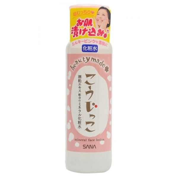 лосьон увлажняющий для лица с минералами sana mineral face lotion лосьон увлажняющий для лица с минералами sana mineral face lotionMineral Face Lotion. Лосьон увлажняющий для лица с минералами интенсивно увлажняет и сохраняет влагу в коже. Создает невидимую защиту, которая восстанавливает и сохраняет гидро-липидный барьер. Кожа становится упругой и сияющей, а цвет лица - здоровым. Подходит для очень сухой кожи.<br><br>Активные компоненты:<br><br><br>Экстракт сакэ-касу (рисовый осадок, остающийся после приготовления саке) насыщает кожу минералами, увлажняет, делает ее мягкой и нежной.<br><br>Экстракт ферментированного риса богат минералами и аминокислотами, имеет низкомолекулярный состав, что позволяет питательным веществам глубоко проникать и интенсивно увлажнять кожу. Делает кожу шелковистой и гладкой.<br><br>Природные минералы и морская соль активизируют обменные процессы в коже, улучшают цвет лица, предотвращают раннее старение.<br><br>Ферментированное соевое молоко эффективно увлажняет кожу, делает ее упругой и эластичной.<br><br><br>Повышает эффективность воздействия последующих продуктов ухода за лицом.<br>Не содержит парфюмерных отдушек, искусственных красителей и минеральных масел.<br><br>Способ применения: нанесите необходимое количество средства на очищенную кожу лица ватным диском или кончиками пальцев.<br><br>Меры предосторожности: при покраснении, зуде, раздражении после применения прекратите использование средства и проконсультируйтесь с врачом-дерматологом. Не храните в местах повышенных/пониженных температур, избегайте попадания прямых солнечных лучей.<br><br>Состав: вода, глицерин, дипропиленгликоль, метил глюцет-20, гидрогенизированное касторовое масло ПЭГ-60, феноксиэтанол, метилпарабен, С10-30 алкил акрилат кроссполимер, каррагинан, ферментированное соевое молоко, морская соль, экстракт сакэ-касу, цитрат натрия, лимонная кислота.<br>200 мл<br>