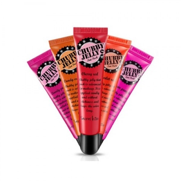 тинт-тату для губ secret key chubby jelly tint pack тинт-тату для губ secret key chubby jelly tint packChubby Jelly Tint Pack. Тинт-тату для губ<br><br>Тату губ в домашних условиях. Тинт-желе наносят на губы, а через 5 минут снимают застывшую пленку, результат – ровная яркая поверхность губ, при этом стойкость цвета держится в течение долгих часов.<br><br> <br><br>Secret Kiss Chubby Jelly Tint Pack – не просто декоративное средство для губ, в его составе целый комплекс ухаживающих компонентов, которые увлажняют, питают, смягчают и омолаживают кожу губ.<br><br> <br><br>В составе тинта:<br><br>Гидролизованный морской коллаген – способствует эффективному увлажнению кожи, стимулирует регенерацию волокон собственного коллагена в коже, замедляет процессы старения, возвращает коже упругость и эластичность. Гидролизованный коллаген – быстрое и эффективное средство для разглаживания и легкого лифтинга возрастной кожи.<br><br> <br><br>Гиалуроновая кислота – обладает мощными увлажняющими свойствами, проникает даже в самые глубокие слои кожи и наполняет ее изнутри, благодаря чему кожа разглаживается, исчезают поверхностные морщинки, а глубокие становятся менее выраженными. Гиалуроновая кислота стимулирует в тканях выработку эластина и коллагена, а также группирует вокруг себя молекулы воды, что обеспечивает пролонгированное увлажнение.<br><br> <br><br>Маточное молочко – защищает кожу от преждевременного старения, оказывает лифтинговое воздействие, улучшает клеточный метаболизм и кровообращение в коже, активизирует восстановление кожи, возвращает ей упругость и эластичность, повышает защитные свойства кожи и делает её более устойчивой к неблагоприятному воздействию внешней среды.<br><br> <br><br>Экстракт черных соевых бобов – оказывает мощное антиоксидантное действие. Черный сахар насыщает кожу целым комплексом питательных веществ, витаминов и минералов.<br><br> <br><br>Комплекс экстрактов из лекарственных растений – способствует глубокому увлажнению кожи, насыщению ее питательными веществами, эффективному оздоравлению и омоложению кожи, а также защите от УФ-излучения.<br><br> <br><br>SECRET KEY Chubby Jelly Tint Pack обеспечивает безупречно ровное покрытие за счет уникальной формы, а также стойкость цвета. Красящие пигменты проявляются на губах, но при этом не оставляют следов на посуде и одежде.<br><br> <br><br>Тинт представлен несколькими яркими оттенками:<br><br><br>01 Cherry Red – красный<br><br>02 Candy Orange – оранжевый<br><br>03 Lovely Pink – розовый<br><br>04 Scarlet Red – алый<br><br>05 Plum Purple – фуксия<br><br><br> <br><br>Способ применения: Нанести тинт-желе на губы ровным тонким слоем, дать ему высохнуть и превратиться в пленку, затем эту пленку аккуратно снять.<br><br> <br><br>Объем: 15 гр<br><br>Вес г: 15.00000000
