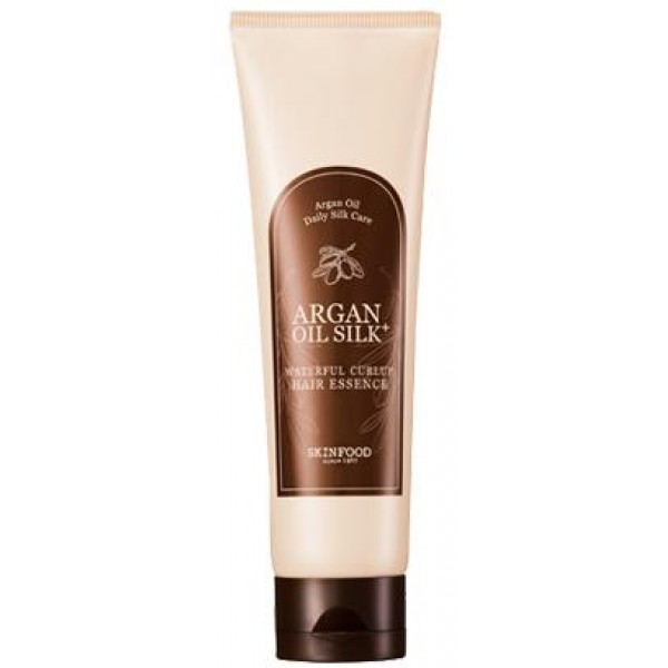 фиксирующая эссенция для волос с маслом арганы skin food argan oil silk plus waterful curlup hair essence фиксирующая эссенция для волос с маслом арганы skin food argan oil silk plus waterful curlup hair essenceArgan Oil Silk Plus Waterful Curlup Hair Essence. Фиксирующая эссенция для волос с маслом арганы<br><br>Линия Argan Oil от Skinfood предназначена для ухода за любым типом волос, но особенно рекомендуется для сухих и поврежденных волос. Тусклые, безжизненные волосы наполнятся силой, станут упругими, шелковистыми и блестящими.<br><br>Эссенция помогает не только поддерживать красоту и здоровье волос, но и оказывает фиксирующее действие, облегчает процесс укладки, дарит волнистым волосам больший объем и блеск.<br><br>Средство имеет приятную кремовую текстуру, которая хорошо распределяется по волосам, не утяжеляя их и не оставляя жирного блеска и липкости.<br><br>Масло арганы – марокканское золото, жидкое, тягучее, очень дорогое и необычайно полезное и для кожи, и для волос. В его составе 80% состоит из ненасыщенных жирных кислот – незаменимых помощников для сохранения красоты.<br><br>Также в составе масла высокое содержание витамина E, который защищает кожу и волосы от разрушения. Также масло арганы защищает волосы и кожу головы от различных агрессивных факторов внешней среды (ультрафиолет, повышенная или пониженная температура, а также влажность воздуха) и загрязнений атмосферы.<br><br>Протеины шелка питают волосы, восстанавливают их структуру изнутри, разглаживают и полируют поверхность волос, создают вокруг волоса невидимую защиту от агрессивного воздействия окружающей среды, предупреждают появление секущихся кончиков, ломкость и ослабление волос. Благодаря протинам шелка волосы становятся блестящими, упругими, эластичными.<br><br>В составе эссенции НЕТ минеральных масел, синтетических отдушек, спирта.<br><br>Способ применения: Нанести средство на вымытые слегка подсушенные волосы, распределить равномерно и сделать укладку.<br><br>Объем: 125 мл<br>