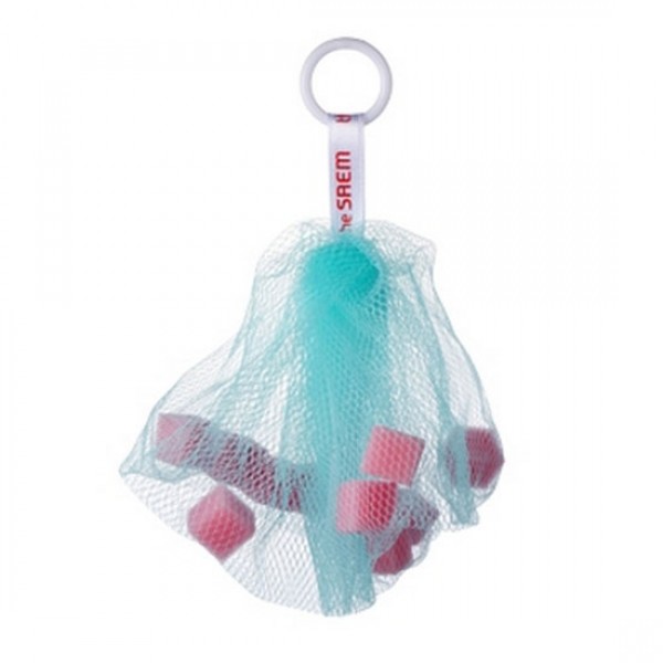 сетка для взбивания пены the saem bubble maker сетка для взбивания пены the saem bubble makerBubble Maker. Сетка для взбивания пены. При умывании мылящим средством, как пенка или гель, целесообразно вначале взбить его в густую пену, применяя специальную сеточку. Выгода здесь двойная. Прежде всего, таким способом экономится средство, поскольку увеличивается его объём. Далее, использование для умывания воздушной пены значительно лучше очищает кожу. Оказывается, микропузырьки пены, за счёт действующего поверхностного натяжения, досконально очищают поры, вытягивая из них, будто пылесосом, мельчайшие частички загрязнений.<br><br>Пользоваться сеточкой очень просто. Её следует вначале смочить, вслед за этим поместить на сеточку небольшое количество мылящего средства и хорошо взбить. Затем собрать пену в ладонь, двигаясь одной рукой от кольца и сжимая сеточку.<br>