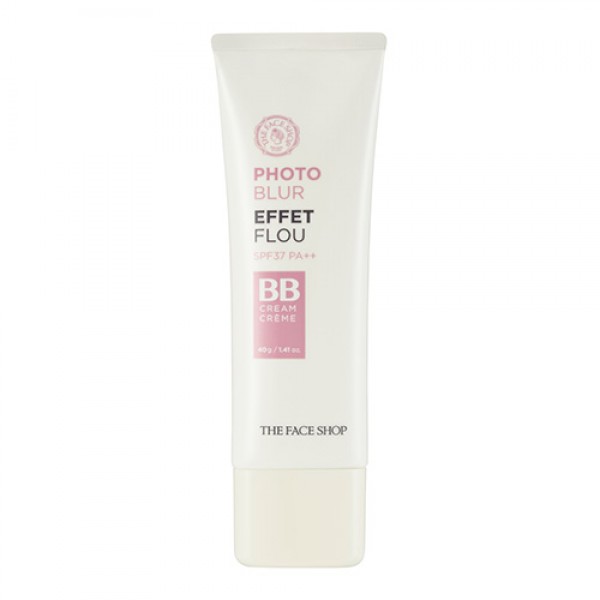 крем бб с эффектом фотошопа the face shop photo blur bb cream крем бб с эффектом фотошопа the face shop photo blur bb creamPhoto Blur Bb Cream – это крем на водной основе, не забивает поры и не создает ощущения маски на лице, позволяя коже дышать. Текстура бальзама легко и равномерно распределяется по коже, создавая ровный тон и скрывая все изъяны.<br><br>Название данного продукта раскрывает его основной эффект — словно ретушь на фото, но в реальности. Визуально выравнивает рельеф кожи, скрывая неровности, расширенные поры, воспаления, покраснения и мелкие морщинки. Здоровый цвет лица и естественное сияние кожи.<br><br>Универсальный, подстраивающийся индивидуально оттенок, для светлых тонов кожи. Предназначен для тех, кто предпочитает многофункциональные продукты.<br><br>Средство не только обеспечивает ровный, здоровый цвет лица и гладкую структуру кожи, но и защищает от солнца. Поглощает излишки жира, но при этом не сушит. При регулярном применении дает видимый эффект разглаживания кожи.<br><br>Способ применения: Нанесите точечно на зоны: лоб, скулы, нос, подбородок, а затем равномерно распределите его при помощи пальцев рук или специального спонжа для ВВ-крема.<br><br>Советы от консультантов THE FACE SHOP: После очищения и применения средств ухода, по желанию используйте базу под макияж. При нанесении средства влажным спонжем для текстур вы получите полупрозрачное, невесомое покрытие. Для достижения плотного кроющего эффекта используйте кисть или подушечки пальцев. Нанесите точечно и распределите по поверхности лица и шеи.<br><br>Основные ингредиенты:<br><br><br>Экстракт мяты обладает антибактериальным действием и контролирует выработку себума в течение дня.<br><br>Мальва обеспечивает противовоспалительное действие. Экстракт мелиссы успокаивает, если кожа разражена.<br><br>Примула разглаживает.<br><br>Аденозин придает упругость и сохраняет молодость кожи.<br><br><br>Срок годности: До открытия 3 года, после открытия 6 месяцев (не нагревать, тепло может вызвать изменение запаха и текстуры).<br><br>Вес: 40 г<br><br>Вес г: 40.00000000