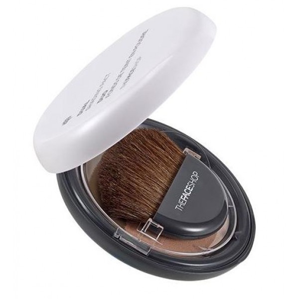 пудра-бронзатор оттеночная the face shop dual shading pact пудра-бронзатор оттеночная the face shop dual shading pactDual Shading Pact. Пудра-бронзатор оттеночная<br><br>Когда за окном начало весны, в зеркале отражается бледное лицо, а поход в солярий вызывает неприятие – на помощь придет пудра-бронзатор. Всего несколько взмахов кистью, и даже самое бледное лицо покроется красивым оттенком, естественным, как легкий загар.<br><br>Бронзирующая пудра позволяет не только сделать лицо ярче, но и мягко скульптурировать его, сделать более утонченным, аккуратно скрыть незначительные несовершенства. Так, например, если нанести пудру под скулы, затрагивая виски, лицо визуально станет более вытянутым. Для треугольного лица пудрой затемняется линия подбородка.<br><br>Бронзатор от – это не только декоративное, но и уходовое средство, в его составе масло арганы, которое прекрасно питает и увлажняет кожу, оберегает ее от пересыхания и обветривания, устраняет шелушение и ощущение стянутости. Также масло арганы оказывает омолаживающее действие: тонизирует кожу, повышает ее упругость и эластичность, способствует разглаживанию морщин и замедляет дальнейшее старение. Еще одно свойство арганы – способность улучшать состояние проблемной кожи, оказывая успокаивающее, восстанавливающее и ранозаживляющее действие.<br><br>Чтобы лицо смотрелось максимально естественно, лучше всего наносить пудру не пуховкой, а широкой кистью, круговыми движениями и тщательно растушевывая. Также обязательно нужно наносить средство на шею и зону декольте, которые плохо загорают. Нанесенный на эти зоны бронзатор создаст гармоничный образ без резких переходов и границ.<br><br>Бронзатор выпускается в 2 вариантах:<br><br><br>01. Dark Brown/Beige Brown<br><br>02. Choco Brown/Pink Brown<br><br><br>Способ применения: Нанести завершающим этапом макияжа.<br><br>Вес: 12 г<br><br>Вес г: 12.00000000