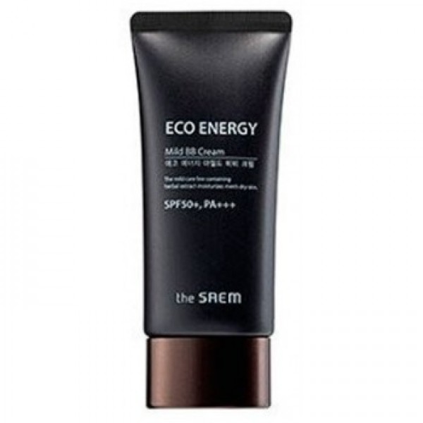 крем бб для мужчин the saem eco energy mild bb cream крем бб для мужчин the saem eco energy mild bb creamEco Energy Mild Bb Cream. Крем ББ для мужчин<br><br>ББ-крем из специальной серии для ухода за мужской кожей создан на основе растительных экстрактов и масел, предназначен для маскировки различных несовершенств, полноценного ухода за кожей и надежной защиты от ультрафиолета.<br><br>Крем с легкой приятной текстурой хорошо распределяется по коже, создает ровное, естественное покрытие, не привлекающее внимание, делает лицо более ухоженным и свежим.<br><br>Сбалансированный состав крема способствует глубокому увлажнению, питает и смягчает грубую мужскую кожу, делает ее мягкой и гладкой. Растительные экстракты снимают покраснения и раздражения, способствуют сужению расширенных пор, предупреждают появление жирного блеска.<br><br>Экстракт лимона – мощный натуральный антиоксидант, нейтрализующий действие свободных радикалов, ускоряет клеточный метаболизм, подавляет синтез меланина, благодаря чему осветляются существующие пигментные пятна и предотвращается появление новых.<br><br>Экстракт мяты – освежает кожу, оказывает успокаивающее и болеутоляющее действие, что особенно актуально для чувствительной и раздраженной кожи, уменьшает отечность, стирает с лица следы стрессов и усталости, дарит приятную прохладу.<br><br>Гиалуроновая кислота – интенсивно увлажняет кожу, как на поверхности, так и изнутри, создает незаметную тончайшую пленку, которая предотвращает испарение воды, «запирая» ее внутри кожи.<br><br>Также в составе бб-крема масла розмарина, лаванды, герани, бергамота, цедры лимона и апельсина, которые усиливает ухаживающее и оздоравливающее воздействие средства на кожу, оказывают противовоспалительное, успокаивающее и регенерирующее действие.<br><br>Способ применения: Нанести крем на чистую сухую кожу лица, равномерно распределить.<br><br>Объём: 50 мл<br>