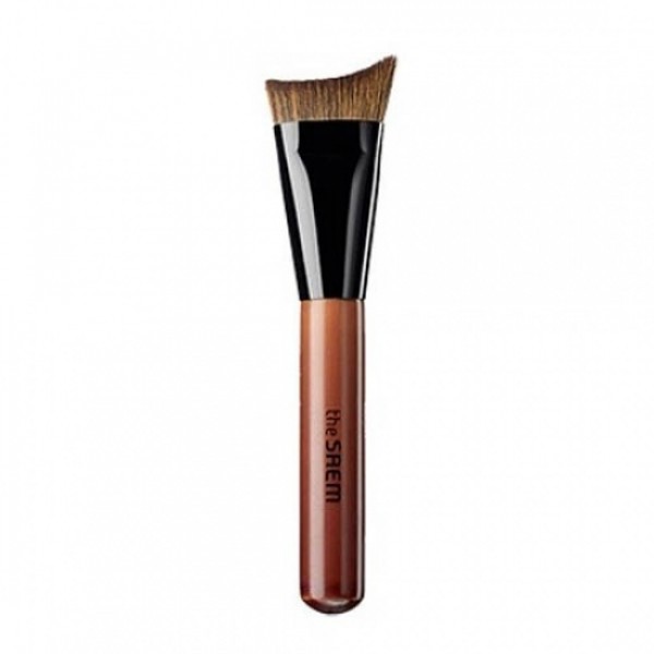 кисть моделирующая the saem sculpt foundation brush кисть моделирующая the saem sculpt foundation brushSculpt Foundation Brush. Кисть моделирующая<br><br>Всего несколько штрихов этим удивительным инструментом и даже новичок сможет скрыть несовершенства и подчеркнуть достоинства лица. Кисть поможет наложить макияж таким образом, чтобы максимально приблизить лицо к идеалу.<br><br>С помощью аксессуара легко ложатся тональные основы, BB-крема, праймеры, базы под макияж, консилеры и другие моделирующие средства. Изделие отличается необычной изогнутой формой, что позволяет ему плотно прилегать к коже, плавно скользить по телу, равномерно наносить и растушевывать средства. С косметической кистью даже непрофессионал сможет смоделировать лицо и создать эффект фарфоровой кожи.<br><br>Кисть легка не только в эксплуатации, но и в уходе. Чтобы она прослужила вам долго, нужно регулярно очищать ее от косметических продуктов. Нанесите на мокрую кисть немного пенки и взбейте. Промойте ее, отожмите и подвесьте щетиной вниз, чтобы полностью ее высушить.<br><br>Способ применения:<br><br>Тональные средства плотной текстуры наносятся с помощью кисти по направлению от носа к вискам.<br><br>Легкие тональные средства, основы под макияж и праймеры распределяются кистью по лицу круговыми движениями.<br><br>Консилеры и корректоры наносятся вбивающими движениями.<br><br>Вес г: 5.00000000