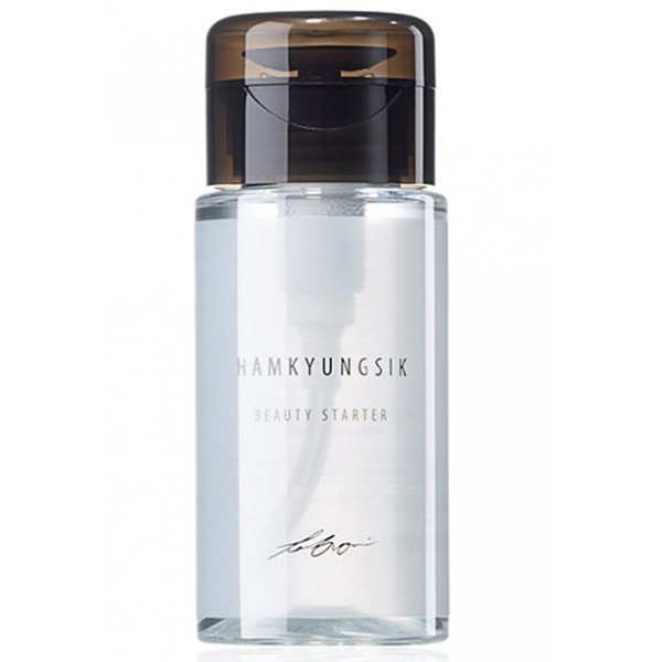тонер-бустер the saem by hamkyungsik beauty starter тонер-бустер the saem by hamkyungsik beauty starterBy Hamkyungsik Beauty Starter. Тонер-бустер<br><br>Очищение – важнейший этап по уходу за кожей. Однако, важно не только правильно очистить кожу, но и правильно завершить очищение, так как после умывания поры кожи открываются, а сама кожа становится уязвимой. И если через 3 секунды на кожу не нанести специальное средство (стартер, бустер, тонер и т.д.), кожа начнет стремительно терять влагу, а регулярное обезвоживание приведёт к преждевременному старению кожных покровов.<br><br>Предупредить эти проблемы, вовремя увлажнив кожу, помогает стартер by HamKyungSik Beauty Starter. Средство создано на основе минеральной воды, содержит гиалуроновую кислоту, а также небывалое количество натуральных экстрактов.<br><br>Минеральная вода оказывает увлажняющее, тонизирующее и освежающее действие, насыщает кожу необходимыми компонентами, которые помогают оставаться коже молодой, красивой и здоровой.<br><br>Гиалуроновая кислота способствует интенсивному увлажнению кожи, как на поверхности, так и в глубоких слоях, оказывает противовоспалительное и восстанавливающее действие, запускает процессы обновления кожи.<br><br>Экстракты сафлора, алоэ вера, гибискуса, лаванды, бергамота, перечной мяты, лотоса, магнолии, ромашки, розмарина, цветков апельсина, персика и сливы делают стартер еще более полезным для кожи. Все эти экстракты увлажняют и освежают кожу, способствуют ее оздоровлению и омолаживанию.<br><br>Способ применения: Нанести немного средства на ватный диск и протереть им лицо сразу после умывания.<br><br>Объём: 150 мл<br>