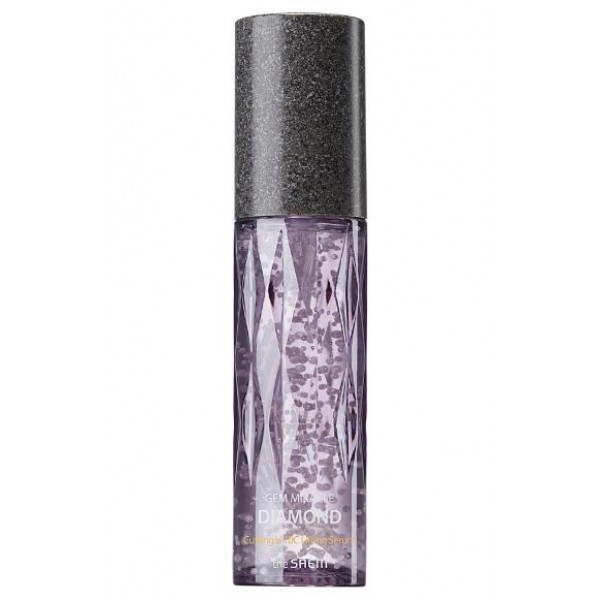 сыворотка для лица the saem gem miracle diamond lifting serum сыворотка для лица the saem gem miracle diamond lifting serumGem Miracle Diamond Lifting Serum. Сыворотка для лица<br><br>С годами черты лица начинают меняться. Кроме возраста, на этот печальный для многих процесс влияют и другие факторы: быстрое похудение, недостаток сна, нехватка свежего воздуха и физических нагрузок. Эти и многие другие причины приводят к тому, что контуры лица начинают терять свою четкость. уголки рта и брови начинают сначала чуть заметно опускаться, потом это уже становится более выраженным, углубляются носогубные складки, утяжеляется подбородок.<br><br>Конечно, эти процессы можно постараться замедлить и даже вернуть коже лица упругость, а самому лицу былую четкость. Но процесс этот непростой, и подход должен быть комплексным. Это и правильное питание, и режим дня, и специальные упражнения, и, конечно же, специальные косметические средства.<br><br>Компания The Saem выпустила специальную лифтинговую серию, предназначенную для укрепления овала лица. Комплексное использование нескольких средств и регулярность их применения позволят уменьшить возрастные изменения кожи, сделать лицо более свежим и молодым.<br><br>Линия косметических средств Gem Miracle Diamond Lifting, в основе которой мельчайшая пудра из драгоценных камней и комплекс лекарственных экстрактов, поможет улучшить цвет лица, вернув естественное сияние, а также укрепить и подтянуть кожу, сделать овал лица более четким.<br><br>Алмазная сыворотка Gem Miracle Diamond Lifting Serum с увлажняющей и освежающей гелевой текстурой с микрокапсулами наполняет кожу лица энергией алмаза, аметиста, жемчуга, коралла, турмалина, нефрита, янтаря и рубина.<br><br>Интенсивная, концентрированная сыворотка с мельчайшей пудрой этих драгоценных камней и минералов в комплексе с растительными и антивозрастными компонентами дарит коже естественное сияние и невероятную мягкость, обновляет ее поверхность, мягко полирует кожу, улучшает микроциркуляцию, увлажняет и питает, укрепляет и совершенствует.<br><br>В отличие от тонера, в котором высокое содержание растительных компонентов, алмазная сыворотка содержит большее количество антивозрастных компонентов:<br><br>Керамиды – восстанавливают липидный барьер верхнего слоя эпидермиса сухой и огрубевшей кожи, обеспечивают интенсивное увлажнение. Благодаря керамидам, кожа в короткие сроки восстанавливается, уменьшаются признаки обезвоженности, разглаживаются морщинки. Керамиды снимают шелушения кожи, дарят ей гладкость и шелковистость.<br><br>Пептиды – регулируют процессы, протекающие в коже, замедляя ее старение. Пептиды запускают процессы омоложения, стимулируют образование коллагена, улучшают упругость кожи, снимают воспаления и запускают процессы регенерации, а также контролируют образование меланина.<br><br>Аденозин – регулирует окислительно-восстановительные процессы в клетках кожи, ускоряет регенерацию клеток кожи, благодаря этому замедляются процессы старения, кожа приобретает эластичность и упругость, морщины становятся менее глубокими.<br><br>Витамин С – самый мощный антиоксидант из всех витаминов, он подавляет разрушительное воздействие на кожу свободных радикалов, обеспечивая внутриклеточную защиту. Витамин С необходим для тусклой и пигментированной кожи, так как он оказывает влияние на синтез меланина, подавляя его, осветляя пигментацию и предупреждая появление новых затемнений.<br><br>Регулярное использование сыворотки, особенно в комплексе с остальными средствами линии, подарит коже естественное сияние, упругость, эластичность. Овал лица станет более четким, а само лицо – свежее и моложе.<br><br>Способ применения: Нанести на очищенную и тонизированную кожу легкими поглаживающими движениями.<br><br>Объём: 50 мл<br>