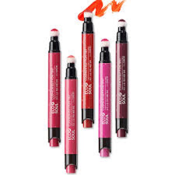 тинт для губ the saem eco soul cushion button tint тинт для губ the saem eco soul cushion button tintEco Soul Cushion Button Tint. Тинт для губ<br><br>Тинт азиатского бренда The Saem порадует ценителей стойкого цвета и интенсивной увлажняющей формулой. Средство придаст губам соблазнительный оттенок и сохранит кожу здоровой и ухоженной.<br><br>Формула средства богата растительными экстрактами тысячелистника, черноплодной рябины, полыни, которые с легкостью поддерживают оптимальный уровень увлажненности кожи. Средство не подчеркивает шелушения, а способствует их устранению Ледниковая вода в составе тинта обеспечивает коже упругость и эластичность.<br><br>Насыщенный стойкий пигмент средства держится на коже довольно долго. С тинтом вы забудете, что такое бледные губы. Между тем макияж будет отличаться естественностью и легкостью.<br><br>Тинт оснащен мягким аппликатором. С его помощью очень легко распределить по губам тающую нелипкую текстуру средства и создать градиент. Аппликатор не царапает нежную кожу и помогает наносить помаду четко по контуру. Тинт оснащен удобной кнопочкой для автоматической дозировки продукта.<br><br>Палитра оттенков:<br><br><br>01. CR01 Windy Coral<br><br>02. OR01 Hello Orange<br><br>03. PK01 Fuchsia Pink<br><br>04. RD01 Wishful Red<br><br>05. RD02 Dark Red<br><br><br>Способ применения:<br><br>Нанести на чистую сухую кожу губ.<br><br>Вес г: 4.10000000