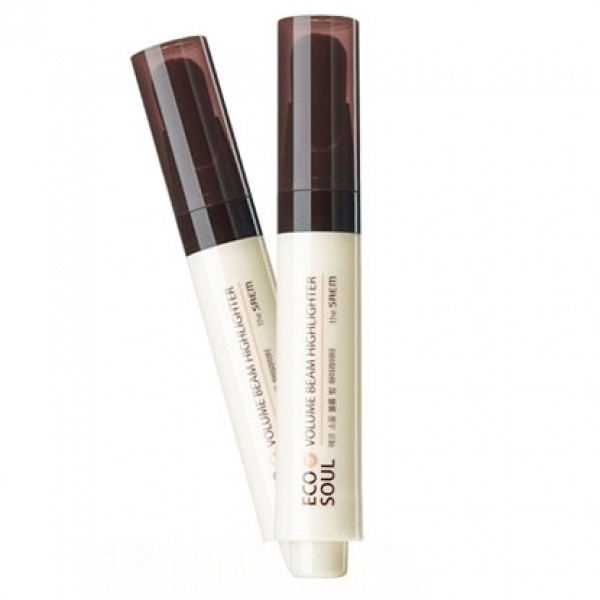 хайлайтер сияющий the saem eco soul volume beam highlighter хайлайтер сияющий the saem eco soul volume beam highlighterEco Soul Volume Beam Highlighter. Хайлайтер сияющий<br><br>Сделать лицо более молодым и выразительным, а кожу сияющей и свежей поможет мерцающий хайлайтер. Средство отлично подходит для расстановки акцентов, создания четких контуров и высветления отдельных участков. Благодаря удобной упаковке в виде карандаша с мягким кончиком нанесение хайлайтера не составит особого труда даже для непрофессионалов.<br><br>Хайлайтер позволяет легко расставить точечные акценты даже на труднодоступных участках, не стирая при этом тональную основу.<br><br>В состав продукта входит ледниковая вода, мягко увлажняющая кожу, защищающая ее от потери влаги и способствующая выравниванию рельефа.<br><br>Хайлайтер содержит жемчужную пудру, обладающую антивозрастным, увлажняющим, противовоспалительным и осветляющим действием. Мельчайшие частички жемчуга способны снижать синтез меланина в клетках, благодаря чему кожа становится более светлой и матовой, а пигментные пятна исчезают.<br><br>Закрепляет ухаживающее воздействие хайлайтера комплекс растительных экстрактов. Вытяжки из альпийских трав эффективно снимают воспаления, зуд и раздражения, успокаивают, смягчают кожу, защищают ее от разрушительного воздействия ультрафиолетовых лучей и предотвращают преждевременное старение.<br><br>Хайлайтер косметического бренда The Saem имеет нежную шелковистую текстуру и очень легко наносится. Средство отличается повышенной устойчивостью, поэтому ваш макияж будет выглядеть идеально в течение всего дня.<br><br>Применение: Точечно нанесите хайлайтер на те участки, которые требуют высветления и при необходимости мягко растушуйте его похлопывающими движениями.<br><br>Объем: 10 мл<br>