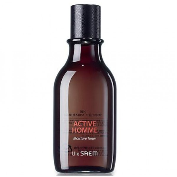 тонер для мужской кожи увлажняющий the saem active homme moisture toner тонер для мужской кожи увлажняющий the saem active homme moisture tonerActive Homme Moisture Toner. Тонер для мужской кожи увлажняющий<br><br>Легкая, быстро впитывающаяся текстура, аромат дорогого парфюма, натуральный состав, высокая эффективность и простота в использовании – это несомненные плюсы в пользу выбора данного тонера для ухода за мужской кожей.<br><br>В составе средства сбалансированный комплекс натуральных компонентов, среди которых экстракты эвкалипта, кактуса, голубой агавы, мяты, шиповника, тимьяна и др.<br><br>Тонер интенсивно увлажняет кожу, предупреждает появление сухости и шелушений, как сразу после умывания, так и в течение дня, так как средство способствует поддержанию оптимального уровня влаги. Отшелушивающие свойства тонера приводят к улучшению текстуры кожи, ее поверхность выравнивается, смягчаются огрубевшие участки кожи.<br><br>Также тонер нормализует работу сальных желез, предупреждает появление жирного блеска, делает кожу чистой и свежей, более ухоженной.<br><br>Освежающий цитрусовых, древесный аромат.<br><br>Тонер имеет легкую текстуру, быстро проникает в кожу и освежает ее.<br><br>Способ применения: Нанести на очищенную кожу лица легкими похлопывающими движениями.<br><br>Объём: 160 мл<br>