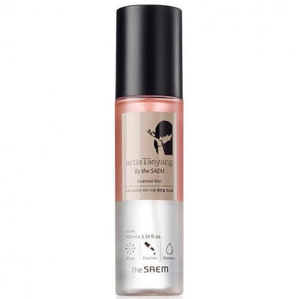 сыворотка-спрей для волос the saem artistaeyang by the saem essentail mist сыворотка-спрей для волос the saem artistaeyang by the saem essentail mistArtisTaeyang BY the SAEM Essentail Mist. Сыворотка-спрей для волос<br><br>Прическа, как у любимой артистки – наверное, мечта многих женщин. Однако, волосы не так блестят, как хотелось бы; объём прически не такой оставляет желать лучшего, а через несколько часов волосы вообще висят – до идеала далеко.<br><br>Линия средств artisTaeyang BY the SAEM разработана для волос, которые нуждаются в дополнительной подпитке, плохо поддаются укладке и выглядят тускло и безжизненно. Средства питают и укрепляют волосы, делают их блестящими и шелковистыми, придают объём.<br><br>Сыворотка-мист предназначена для глубокого питания волос, для их восстановления и защиты от неблагоприятных факторов внешней среды (ультрафиолет, сухой или влажный воздух, загрязнений атмосферы) и агрессивного механического воздействия (фен, утюжок, окрашивание и химическая завивка).<br><br>Масло арганы оказывает интенсивное питательное и увлажняющее действие, благоприятно воздействует как на волосы, так и на кожу головы, устраняет зуд, раздражения и перхоть, укрепляет корни волос, предупреждая их ломкость и выпадение, делает крепкими, блестящими и шелковистыми, защищает от агрессивного воздействия ультрафиолетовых лучей, минимизирует вред при использовании фена или утюжка.<br><br>Натуральные экстракты увлажняют и успокаивают кожу, питают ее, регулируют работу сальных желез, устраняют зуд и перхоть, оказывают общее оздоравливающее действие, а также защищают волосы от внешнего агрессивного воздействия.<br><br>Также в составе средства масла оливы, сладкого миндаля, семян камелии, макадамии, баобаба, которые усиливают благоприятное воздействие спрея.<br><br>Способ применения: Встряхнуть флакон и нанести средство на волосы от середины прядей к их концам.<br><br>Объем: 100 мл<br>