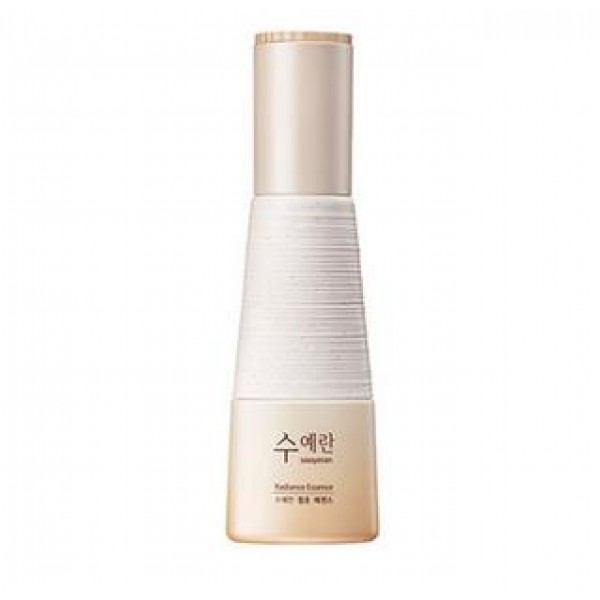 эссенция для яркости кожи the saem sooyeran radiance essence эссенция для яркости кожи the saem sooyeran radiance essenceSooyeran Radiance Essence. Эссенция для яркости кожи<br><br>Предназначена для тех, кто хочет вернуть коже лица яркость, свежесть и сияние. Комплексное применение всех средств или нескольких из линии позволят добиться видимых результатов: тусклая кожа становится яркой, дряблая – упругой и эластичной. Средство прекрасно увлажняет кожу, улучшает обменные процессы, ускоряет регенерацию клеток, что приводит к укреплению кожи, ее разглаживанию и осветлению.<br><br>В составе средства комплекс ферментированных экстрактов:<br><br><br>женьшень,<br><br>слива,<br><br>зеленый чай,<br><br>годжи,<br><br>бобы маш,<br><br>соя,<br><br>ниацинамид,<br><br>аденозин.<br><br><br>А также различные натуральные масла и экстракты, омолаживающие компоненты.<br><br>Ферментированные экстракты – экстракты, которые прошли сложный, многоступенчатый процесс обработки, благодаря которому происходит распад больших молекул на множество мельчайших. При этом полезные свойства экстрактов не уменьшаются, а их проникающая способность увеличивается в разы, активные компоненты достигают глубоких слоев эпидермиса, улучшают обменные процессы, ускоряют регенерацию клеток и усиливают их защиту от окисления.<br><br>Ниацинамид осветляет пигментные пятна, корректирует неровный тон кожи, смягчает следы постакне. Благодаря сильным антиоксидантным свойствам защищает клетки кожи от разрушения свободными радикалами, стимулирует мощное клеточное обновление кожи.<br><br>Аденозин – эффективный антивозрастной компонент, который наполняет клетки кожи энергией, значительно увеличивает выработку коллагена и эластина, смягчает и подтягивает кожу, восстанавливает ее после воздействия ультрафиолета, расслабляет лицевые мышцы, что способствует разглаживанию морщин.<br><br>Эссенция – высококонцентрированное средство для эффективного выравнивания тона кожи, осветления пигментации и возвращения тусклой коже яркости.<br><br>Средство с легкой текстурой хорошо распределяется по коже, быстро впитывается, проникает в самые глубокие слои и, воздействуя сразу по нескольким направлениям, приводит к общему омоложению кожи на клеточном уровне. Сразу после нанесения увлажняет и смягчает кожу, устраняет сухость и шелушения.<br><br>При регулярном применении эссенции, особенно в комплексе с другими средствами линии, выравнивается тон кожи: исчезают пигментные пятна, покраснения, следы пост-акне, повышается упругость кожи – с лица как будто стираются ластиком следы усталости, стрессов и даже несколько лет!<br><br>Шаги использования:<br><br><br>Saem Sooyeran Radiance Тонер<br><br>Saem Sooyeran Radiance Эссенция<br><br>Saem Sooyeran Radiance Эмульсия<br><br>Saem Sooyeran Radiance Крем для глаз<br><br>Saem Sooyeran Radiance Крем<br><br>Saem Sooyeran Radiance Маска<br><br><br>Способ применения: Нанести на очищенную и тонизированную кожу лица мягкими разглаживающими движениями.<br><br>Объём: 50 мл<br>