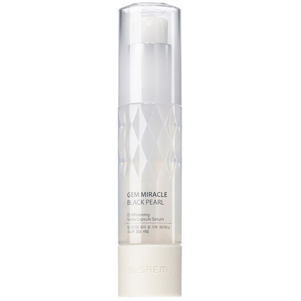 сыворотка осветляющая кислородная the saem gem miracle black pearl o2 whitening snow capsule сыворотка осветляющая кислородная the saem gem miracle black pearl o2 whitening snow capsuleGem Miracle Black Pearl O2 Whitening Snow Capsule. Сыворотка осветляющая кислородная<br><br>Тусклая, пигментированная, усталая кожа вновь обретет сияние, наполнится силой и энергией, станет упругой и подтянутой, если обеспечить ей регулярный уход. Не каждое средство справится с такой трудной задачей, однако капсульная сыворотка от The Saem способна творить чудеса.<br><br>Сыворотка с мощным отбеливающим действием, насыщает кожу кислородом, питает её и глубоко увлажняет. Омолаживающие компоненты средства заключены в мельчайшие капсулы, которые проникают в глубину кожи, постепенно высвобождая в нужной последовательности всё то, что так необходимо увядающей коже.<br><br>Экстракт черного жемчуга насыщает кожу необходимыми минеральными веществами и интенсивно увлажняет, регулирует водно-жировой баланс, оказывает антиокислительное действие: подавляет синтез меланина, осветляет существующую пигментацию и предупреждает появление новых пигментных пятен. И ваша кожа вновь сияет чистотой и красотой!<br><br>Мельчайшая пудра из аметиста, коралла, турмалина и рубина дарит коже естественное сияние и невероятную мягкость, обновляет ее поверхность, мягко полирует кожу, улучшает микроциркуляцию, увлажняет и питает, укрепляет и совершенствует.<br><br>Ниацинамид способствует мощному клеточному обновлению кожи, улучшает эластичность кожи, усиливает барьерную функцию, помогает удалить возрастные пятна, осветлить веснушки, устранить покраснения. Ниацинамид повышает кожный иммунитет, улучшает сопротивляемость агрессивным воздействиям окружающей среды.<br><br>Изофлавоны сои стимулируют деление базальных клеток эпидермиса, увеличивают содержание коллагена и гиалуроновой кислоты, улучшают работу фибробластов.<br><br>Также в составе сыворотки экстракты портулака огородного, нони, спаржи, бурых водорослей, витамин E, лецитин, трегалоза, растворимый коллаген и другие компоненты, усиливающие омолаживающее действие.<br><br>В составе сыворотки НЕТ искусственных красителей и отдушек, бензофенона, парабенов, минеральных масел и продуктов животного происхождения.<br><br>Способ применения: На очищенную и тонизированную кожу нанести сыворотку легкими поглаживающими движениями.<br><br>Объём: 50 мл<br>