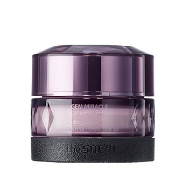крем для лица с лифтинг эффектом the saem gem miracle diamond lifting cream(n2) крем для лица с лифтинг эффектом the saem gem miracle diamond lifting cream(n2)Gem Miracle Diamond Lifting Cream(N2). Крем для лица с лифтинг эффектом<br><br>Поможет уменьшить возрастные изменения кожи: улучшает цвет лица, возвращая коже естественное сияние, укрепляет и подтягивает кожу, способствует разглаживанию морщин, делает овал лица более четким.<br><br>В составе крема комплекс мощнейших антивозрастных компонентов, которые, усиливая действие друг друга, запускают процессы омоложения на клеточном уровне.<br><br>Мельчайшая пудра из алмаза, аметиста, жемчуга, коралла, турмалина, нефрита, янтаря и рубина дарит коже естественное сияние и невероятную мягкость, обновляет ее поверхность, мягко полирует кожу, улучшает микроциркуляцию, увлажняет и питает, укрепляет и совершенствует.<br><br>Масло ши – оказывает увлажняющее и питательное действие, смягчает кожу, оказывает выраженное омолаживающее действие – разглаживает морщины, ускоряет регенерацию клеток кожи, делает её упругой и эластичной, защищает вашу кожу от негативного воздействия УФ-излучения, от обветривания и обморожения, от потери влаги и иссушения.<br><br>Экстракт портулака – оказывает противовоспалительное и успокаивающее действие, выравнивает поверхность кожи, разглаживает мелкие морщинки. Его мощные природные антиоксиданты защищают кожу от разрушительного воздействия свободных радикалов и негативного влияния окружающей среды, смягчают агрессивное воздействие УФ-излучения.<br><br>Экстракт центеллы азиатской – обладает выраженным противовоспалительным действием, превосходно сужает поры, повышает упругость кожи за счет ускорения синтеза коллагена, стимулирует кровообращение и укрепляет стенки сосудов, уменьшает отеки, устраняет покраснения, осветляет пигментные пятна.<br><br>Керамиды – восстанавливают липидный барьер верхнего слоя эпидермиса сухой и огрубевшей кожи, обеспечивают интенсивное увлажнение. Благодаря керамидам, кожа в короткие сроки восстанавливается, уменьшаются признаки обезвоженности, разглаживаются морщинки. Керамиды снимают шелушения кожи, дарят ей гладкость и шелковистость.<br><br>Пептиды – регулируют процессы, протекающие в коже, замедляя ее старение. Пептиды запускают процессы омоложения, стимулируют образование коллагена, улучшают упругость кожи, снимают воспаления и запускают процессы регенерации, а также контролируют образование меланина.<br><br>Аденозин – регулирует окислительно-восстановительные процессы в клетках кожи, ускоряет регенерацию клеток кожи, благодаря этому замедляются процессы старения, кожа приобретает эластичность и упругость, морщины становятся менее глубокими.<br><br>Способ применения: Нанести на очищенную и тонизированную кожу легкими поглаживающими движениями.<br><br>Объём: 60 мл<br>