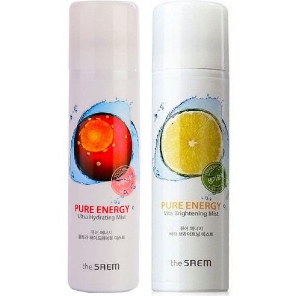 спрей для лица the saem pure energy hydrating mist спрей для лица the saem pure energy hydrating mistPure Energy Hydrating Mist. Спрей для лица<br><br>Мист для лица позволяет в любое время, в любом месте осветлить, увлажнить и освежить кожу. В летний жаркий день на прогулке, зимой в сухом помещении, в машине и самолете, после занятий спортом и перед свиданием – этот спрей с мельчайшим распылением поможет быстро и легко подарить коже чувство комфорта, устранить сухость и зуд, уменьшить покраснения, наполнить кожу влагой и жизненной силой.<br><br><br>Pure Energy Ultra Hydrating Mist - ультра-увлажняющий<br><br>Pure Energy Vita Brightening Mist - осветляющий<br><br><br>Pure Energy Ultra Hydrating Mist<br><br>В состав миста на основе родниковой воды входит комплекс растительных и омолаживающих компонентов:<br><br>Экстракт кактуса – увлажняет и тонизирует кожу, замедляет процессы старения, предотвращает появление морщин и способствует разглаживанию существующих, а также предотвращает появление термических травм после загара.<br><br>Экстракт эдельвейса – смягчает и увлажняет кожу, обладает фотозащитными и антиоксидантными свойствами. Выраженные антибактериальные, противогрибковые и антисептические свойства способствуют заживлению существующих воспалений и предупреждают появление новых.<br><br>Экстракт алоэ вера – запускает процессы омоложения: улучшает обмен веществ и кровообращение, регулирует метаболические процессы, стимулирует синтез коллагена и эластина, растворяет клейкое вещество, которое склеивает отмершие клетки кожи между собой, способствует их отшелушиванию. Алоэ заживляет воспаления, сужает поры и регулирует работу сальных желез.<br><br>Экстракт мяты – освежает кожу, оказывает успокаивающее и болеутоляющее действие, что особенно актуально для чувствительной кожи и кожи, подверженной возникновению разнообразных раздражений, уменьшает отечность, стирает с лица следы стрессов и усталости, дарит приятную прохладу.<br><br>Масло макадамии – восстанавливает и омолаживает кожу, возвращает ей упругость и эластичность. Питает и увлажняет сухую, обезвоженную кожу, смягчает ее, нормализует водно-жировой баланс, устраняет шелушения и раздражения. Защищает кожу от агрессивного воздействия окружающей среды (высокие и низкие температуры, ветер, повышенная влажность или сухость воздуха), помогает устранить явления фотодерматитов (аллергия на солнце), предотвращает разрушительное воздействие свободных радикалов, замедляя процессы старения кожи.<br><br>Ниацинамид (витамин B3) – осветляет пигментацию, уменьшает покраснения и следы пост-акне. Активный компонент для мощного клеточного обновления, стимулирует синтез коллагена, восстанавливает барьерную функцию кожи и уменьшает потерю влаги, улучшает эластичность, уменьшает видимые проявления старения.<br><br>Аденозин – обладает доказанной способностью ускорять производство коллагена и эластина в коже, благодаря чему замедляет процессы старения, борется с морщинами, защищает клетки от окисления.<br><br>Pure Energy Vita Brightening Mist<br><br>Легкий и освежающий, мист для лица позволяет в любое время, в любом месте увлажнить и освежить кожу. Мист оказывает осветляющее действие, устраняя нежелательную пигментацию и выравнивая тон кожи. Средство с высоким содержанием витамина С обладает сильным антиоксидантным действием, препятствует преждевременному старению клеток кожи, защищает от вредоносного воздействия ультрафиолета и окружающей среды.<br><br>Рекомендуется использовать в летний жаркий день на прогулке, зимой в сухом помещении, в машине и самолете, после занятий спортом и перед свиданием – этот спрей с мельчайшим распылением поможет быстро и легко подарить коже чувство комфорта, устранить сухость и зуд, уменьшить покраснения, наполнить кожу влагой и жизненной силой.<br><br>В состав миста на основе родниковой воды входит комплекс растительных и омолаживающих компонентов:<br><br>Экстракты лимона, лайма и экстракт юзу (сложный гибрид между несколькими видами цитруса) – мощные природный антиоксидант, защищают кожу от разрушительного действия свободных радикалов, ускоряют клеточный метаболизм, подавляют синтез меланина, благодаря чему осветляются существующие пигментные пятна и предотвращается появление новых.<br><br>Экстракт яблока – питает, увлажняет и тонизирует кожу, делает её упругой и эластичной, оказывает антиоксидантное действие, дарит коже нежный, красивый, свежий цвет.<br><br>Экстракт мяты – освежает кожу, оказывает успокаивающее и болеутоляющее действие, что особенно актуально для чувствительной кожи и кожи, подверженной возникновению разнообразных раздражений. Экстракт мяты уменьшает отечность, стирает с лица следы стрессов и усталости, дарит приятную прохладу.<br><br>Масло макадамии – восстанавливает и омолаживает кожу, возвращает ей упругость и эластичность. Питает и увлажняет сухую, обезвоженную кожу, смягчает ее, нормализует водно-жировой баланс, устраняет шелушения и раздражения. Защищает кожу от агрессивного воздействия окружающей среды (высокие и низкие температуры, ветер, повышенная влажность или сухость воздуха), помогает устранить явления фотодерматитов (аллергия на солнце), предотвращает разрушительное воздействие свободных радикалов, замедляя процессы старения кожи.<br><br>Ниацинамид (витамин B3) – осветляет пигментацию, уменьшает покраснения и следы пост-акне. Активный компонент для мощного клеточного обновления, стимулирует синтез коллагена, восстанавливает барьерную функцию кожи и уменьшает потерю влаги, улучшает эластичность, уменьшает видимые проявления старения.<br><br>Аденозин – обладает доказанной способностью ускорять производство коллагена и эластина в коже, благодаря чему замедляет процессы старения, борется с морщинами, защищает клетки от окисления.<br><br>Способ применения: Распылить мист на кожу лица, шеи, области декольте. Можно использовать для распыления поверх макияжа.<br><br>Объём: 50 или 100 мл<br>