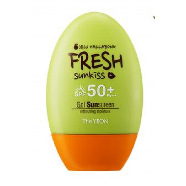 средство солнцезащитное с освежающим финишем the yeon jeju hallabong fresh sunkiss средство солнцезащитное с освежающим финишем the yeon jeju hallabong fresh sunkissJeju Hallabong Fresh Sunkiss. Средство солнцезащитное с освежающим финишем<br><br>Гель с ультра-легкой освежающей текстурой превращает агрессивные ультрафиолетовые лучи в нежные поцелуи солнышка. Благодаря солнцезащитному фильтру SPF50+ PA+++ средство эффективно блокирует UVA и UVB лучи, тем самым предупреждает появление ожогов, пигментации, защищает клетки кожи от разрушения, а саму кожу от преждевременного старения.<br><br>В составе санблока экстракт мандарина, который насыщает кожу силой витаминов, наполняет клетки энергией. Мандарин помогает устранить раздражения кожи и воспалительные процессы, эффективно ухаживает за увядающей кожей и способствует разглаживанию мелких морщин, возвращает коже эластичность, тонус и упругость.<br><br>Также санблок содержит мультифруктовый комплекс и экстракт семян чиа, которые усиливают оздоравливающее и омолаживающее действие средства.<br><br>Солнцезащитный гель увлажняет и освежает кожу, успокаивает ее и снимает раздражение. Средство устойчиво к действию влаги и пота. Быстро впитывается, не оставляя жирного блеска или белых следов.<br><br>Клинически протестировано на раздражительность кожи и склонность к аллергическим реакциям. Некомедогенно.<br><br>Способ применения: Нанести на открытые участки кожи за 15-20 минут до выхода на открытое солнце.<br><br>Объём: 50 мл<br>