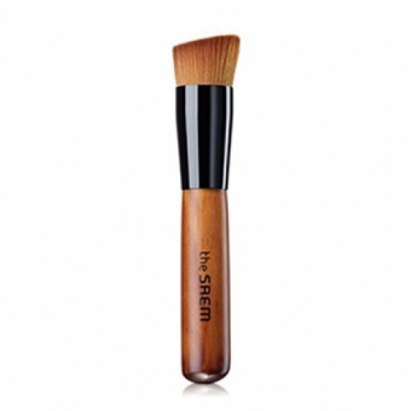 кисть для тона the saem 15° foundation brush кисть для тона the saem 15° foundation brush15° Foundation Brush. Кисть для тона<br><br>Базовая кисть позволяет нанести тональное средство или праймер более равномерным слоем, обеспечивая естественное покрытие и идеальную маскировку несовершенств кожи. Выполнена из плотного синтетического ворса, легко моется и быстро сохнет, удобна и гигиенична в использовании.<br><br>Базовая кисть подойдет как новичкам, так и профессиональным визажистам, позволяет качественно обработать самые труднодоступные участки лица – крылья носа, уголки глаз, линия роста волос. Подходит как для первичного нанесения, так и для растушевки тональных или базовых средств. Кисть позволяет наносить косметику с большей точностью, чем при традиционном нанесении пальцами, при этом такой способ более гигиеничный.<br><br>Способ применения: На чистую сухую кожу начиная от центра лица наносят тональную основу легкими движениями кисти, постепенно продвигаясь вверх ко лбу, вниз к подбородку и в стороны к скулам. Чтобы сгладить границы нанесения, растирающими движениями кисти тушуйте участки с неравномерным слоем тональной основы. Чтобы скрыть недостатки кожи – углубления и выступы микрорельефа кожи (рубцы, акне, расширенные поры) – наносите тональное средство похлопывающими движениями кисти.<br><br>Вес: 10 г<br><br>Вес г: 10.00000000