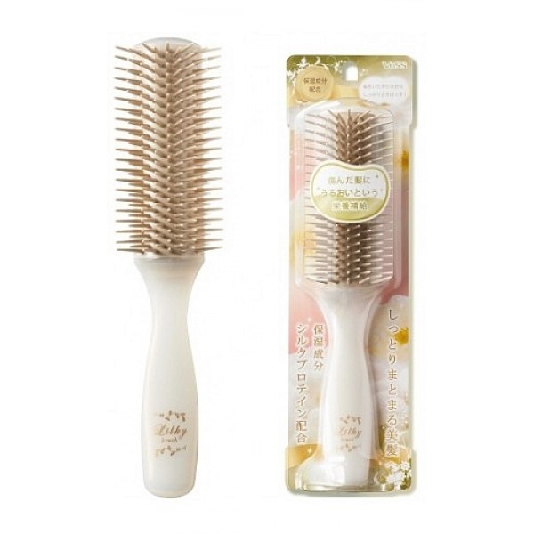 щетка массажная для придания блеска волосам vess likly brush щетка массажная для придания блеска волосам vess likly brushLikly Brush. Щетка массажная для увлажнения и придания блеска волосам с протеинами шелка (большая)<br><br>Элегантная щетка содержит микрокапсулы с природными компонентами (протеины шелка и коллаген) для красоты Ваших волос.<br>Коллаген увлажняет, улучшает структуру волос, защищает от негативных воздействий окружающей среды.<br>Протеины шелка – это натуральные белки, в том числе фиброин и серицин, которые увлажняют волосы, придают им гладкость и блеск при расчёсывании, защищают от повреждений.<br><br>Фиброин имеет прочную структуру, часто включается в состав средств по уходу за волосами, т.к. способствует укреплению волос.<br>Серицин имеет многослойную структуру, которая позволяет удерживать большое количество влаги, быстро проникает в кожу и волосы, увлажняет их и придает волосам упругость и эластичность, делая их здоровыми и красивыми. Он состоит из 18-ти аминокислот, схожих с теми, что содержатся в организме человека. В их число входит серин – аминокислота, которая является важнейшим увлажняющим компонентом.<br> <br>Внимание при применении: не используйте при заболеваниях или повреждениях кожи головы. Избегайте продолжительного воздействия горячего воздуха фена, что может привести к изменению формы щетки. Не используйте одновременно с применением специальных средств для расчёсывания или для выпрямления спутанных волос, что может повлиять на качество расчёски.<br><br>По мере загрязнения ополосните щетку тёплой водой, хорошо обсушите (на воздухе, без специальных средств для сушки).<br> <br>Состав: основной корпус-держатель с ручкой - AS древесная смола, «зубцы» – полиэстеровый эластомер.<br><br>Размер: 21 см.<br>