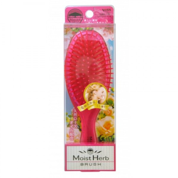 щетка массажная для увлажнения и придания блеска волосам с маслом розы vess moist herb brush щетка массажная для увлажнения и придания блеска волосам с маслом розы vess moist herb brushMoist Herb Brush. Щетка массажная для увлажнения и придания блеска волосам с маслом розы<br><br>Щетка содержит микрокапсулированное природное масло розы. Этот компонент ежедневно увлажняет волосы, придает им гладкость и блеск при расчёсывании. Волосы становятся упругими и шелковистыми. Масло розы также обладает свойством защищать окрашенные волосы и способствовать сохранению цвета.<br><br>Внимание при применении: не используйте при заболеваниях или повреждениях кожи головы. Избегайте продолжительного воздействия горячего воздуха фена, что может привести к изменению формы щетки. Не используйте одновременно с применением специальных средств для расчёсывания или выпрямления спутанных волос, это может повлиять на качество щетки.<br><br>По мере загрязнения ополосните щетку тёплой водой, хорошо обсушите на воздухе без специальных средств для сушки.<br><br>Состав: основной корпус-держатель с ручкой - AS древесная смола, зубцы - полиэтилен, микрокапсулированное розовое масло.<br><br>Вес г: 70.00000000