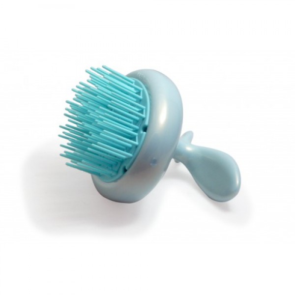 массажёр для кожи головы vess scalpy shampoo brush массажёр для кожи головы vess scalpy shampoo brushScalpy Shampoo Brush. Массажёр для кожи головы<br><br>Массажер предназначен для расчесывания волос перед мытьем и массажа во время мытья головы. Расчесывание волос перед мытьем предотвращает запутывание волос во время мытья и стимулирует кровообращение в коже головы.<br><br>Очищение кожи головы является основной профилактикой выпадения волос. Массаж кожи головы с одновременным применением шампуня повышает эффективность очищения пор кожи, оставляя ощущение свежести и чистоты. Расслабляющий, не травмирующий кожу головы массаж возможен благодаря мягкому материалу, из которого изготовлены массирующие зубцы массажера.<br><br>Преимущеcтва продукта:<br><br><br>Конструкция, благодаря которой хорошо стекает вода.<br><br>Длинные, мягкие и тонкие зубцы, удобные для мытья и массажа.<br><br>Край, предотвращающий прилипание волос.<br><br>Зубцы расположены таким образом, что предотвращают спутывание волос.<br><br>Дизайн ручки повторяет форму руки.<br><br>Можно держать как вертикально, так и горизонтально.<br><br>Массажер можно повесить на крючок.<br><br><br>Способ использования: перед мытьем головы аккуратно расчешите волосы. Далее плавными круговыми, слегка надавливающими движениями водите массажёр по коже головы с нанесённым на волосы и кожу шампунем или бальзамом. После массажа хорошо ополосните волосы и кожу головы тёплой водой.<br><br>Внимание при использовании: используйте только по назначению. Не используйте при заболеваниях или повреждениях кожи головы. Массируйте плавными лёгкими движениями, избегая сильных надавливаний. Не используйте одновременно с применением средств для укладки или стимулирования роста волос, избегайте воздействия горячего воздуха фена, что может повлиять на качество массажёра. Храните в недоступных для детей местах. Во время использования возможно попадание пены и воды внутрь массажёра. После использования хорошо ополосните массажер тёплой водой, обсушите на воздухе, без специальных средств для сушки. Часть массажера с массирующими зубцами при необходимости отделяется от основного корпуса-держателя.<br><br>Состав: корпус полипропилен, массирующие зубцы – полиэстеровый эластомер.<br><br>Вес г: 100.00000000