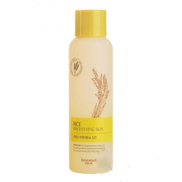 сыворотка для лица welcos rice brightening skin сыворотка для лица welcos rice brightening skinRice Brightening Skin. Сыворотка для лица<br><br>Загазованный воздух, неправильное питание, недостаток сна, а также другие факторы приводят к тому, что кожа лица становится тусклой, вялой.<br><br>Кроме того, с каждым годом процесс регенерации клеток замедляется, омертвевшие клетки медленнее отшелушиваются, из-за чего кожа становится тусклой, шершавой.<br><br>С этой проблемой поможет справиться тонер из серии Kwailnara Rice Brightening от Welcos, который предназначен специально для тусклой кожи, помогает вернуть ей здоровое сияние и осветлить пигментацию.<br><br>В составе средства экстракты зерен риса, а также рисовых отрубей, которые оказывают увлажняющее, питательное и смягчающее действие, мягко отшелушивают омертвевшие клетки, устраняют сухость и шелушения. Также рисовый экстракт ускоряет заживление различных воспалений кожи, восстанавливает поврежденный ультрафиолетом эпидермис. Благодаря природным антиоксидантам рис замедляет процессы старения, защищает кожу от агрессивного воздействия окружающей среды.<br><br>Средство с рисовым экстрактом оказывает интенсивное увлажняющее действие, питает и смягчает кожу, активизирует ее регенеративную функцию и отшелушивает омертвевшие клетки, благодаря чему кожа быстрее обновляется, становится гладкой, более упругой и эластичной, разглаживаются морщины, а также осветляется пигментация, лицо обретает естественное сияние.<br><br>Усиливает осветляющее действие средства ниацинамид, который обладает доказанной способностью бороться с пигментацией различного происхождения и выравнивать тон кожи, а также предупреждать появление новой пигментации.<br><br>Способ применения: Нанести на очищенную кожу лица. Применять утром и/или вечером.<br><br>Объём: 160 мл<br>