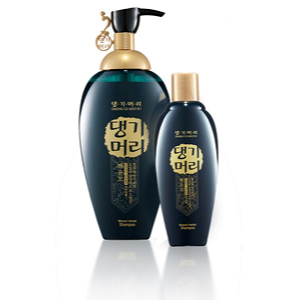 с комплексом органических экстрактов daeng gi meo ri mineral herbal шампунь в наборе с комплексом органических экстрактов daeng gi meo ri mineral herbal шампунь в набореMineral Herbal шампунь в наборе Daeng Gi Meо Ri содержит ценный комплекс органических экстрактов, включающий в себя коричневые водоросли algae, жень-шень, аир тростниковый, шлемник байкальский и зеленый чай. Пенообразующее вещество, полученное естественным путем, обеспечивает наиболее бережное и мягкое очищение волос и кожи головы. <br><br>Высокое процентное содержание экстрактов лечебных трав оказывает укрепляющее и тонизирующее действие, способствуя росту волос. В результате использования волосы приобретают силу и блеск. Без красителей. <br><br> <br><br>Объем:500 мл+145 мл<br>
