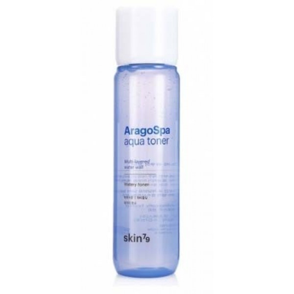 тоник skin79 aragospa aqua toner тоник skin79 aragospa aqua tonerAragospa Aqua Toner. Тоник <br><br>Каждую секунду в нашем организме происходят различные биохимические реакции. И в коже, тоже. Для ее красоты и упругости нужны десятки микроэлементов, и все это может ей дать вода из горячих термальных источников.<br><br>С древних времен в Корее знают о лечебных свойства горячих источников. Одно из самых революционных открытий в мире геологии – глубоководный высокотемпературный арагонитовый горячий источник на острове Чеджудо (Чеджу). Источник возник сотни миллионов лет назад, а чистейшая вода появляется из глубины более 2000 метров.<br><br>Арагонит – минерал, один из естественных полиморфов карбоната кальция, из него сложены тончайшие слои жемчуга. Биодоступный и легкоусвояемый кальций способствует повышению местного иммунитета и защитных функций кожи в любом возрасте. В литотерапии арагонит используется для лечения различных кожных заболеваний: аллергические реакции, лишаи, псориазы и другие болезни отступают.<br><br>Тоник с водой арагонитового термального источника – уникальная SPA-процедура для кожи лица. Настоящая живая вода термальных источников наполняет кожу живительной влагой, силой, энергией. Способствует повышению защитных функции и минимизирует разрушительное воздействие негативных факторов внешней среды.<br><br>Также в составе тоника гиалуроновая кислота, которая формирует на поверхности кожи тонкую пленку, сохраняющую естественную влажность кожи, не нарушая газообмен с окружающей средой. При высокой влажности, гиалуроновая кислота всасывает влагу из воздуха, способствуя увеличению содержания свободной воды в роговом слое, благодаря чему кожа надежно защищена от обезвоживания.<br><br>Способ применения: нанести на очищенную кожу лица при помощи ватного диска или легкими похлопывающими движениями.<br><br>Объем: 180 мл<br>