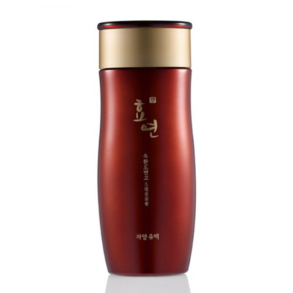 лосьон для лица антивозрастной welcos hyo yeon jayang lotion лосьон для лица антивозрастной welcos hyo yeon jayang lotionHyo Yeon Jayang Lotion. Антивозрастной питательный лосьон <br><br>Влажная и напитанная, гладкая и сияющая кожа – результат применения лосьона из косметической линии Hyo Yeon серии Jayang от Welcos. Средства премиум класса Hyo Yeon разработаны для борьбы с возрастными изменениями кожи. В составе средств более 100 различных, традиционных для восточной медицины, экстрактов. Каждое средство – это сочетание древнейших восточных рецептов красоты и современных научных разработок в области использования стволовых клеток.<br><br>Добавление стволовых клеток лотоса в косметические средства позволяет добиться потрясающих результатов, возвращая коже утраченную молодость, повышая ее тонус и упругость, разглаживая морщины и улучшая цвет лица. Вода, которая используется в линии Hyo Yeon, обрабатывается в специальных бамбуковых контейнерах, благодаря чему повышается эффективность и усвояемость косметических средств.<br><br>Лосьон Hyo Yeon Jayang Lotion – средство с легкой, нежной текстурой, хорошо распределяется, быстро впитывается, обеспечивает глубокое питание и увлажнение, устраняет сухость и шелушения, делает кожу мягкой и бархатистой, а также защищает от агрессивного воздействия окружающей среды. При регулярном применении повышает тонус и упругость кожи, способствует разглаживанию морщин. Комплекс растительных компонентов интенсивно борется с признаками старения, повышает тонус кожи, придает сияние. Стимулирует процессы регенерации и восстановления клеток. <br><br>Способ применения: На очищенную и тонизированную кожу нанести средство, равномерно распределить, а затем мягкими движениями кончиками пальцев вбить в кожу. Дополнительно можно наносить тонер на кожу шеи и область декольте.<br>