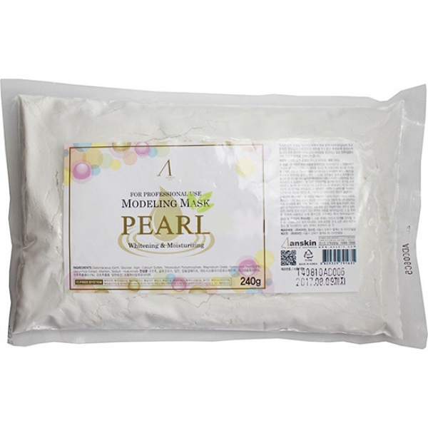 маска альгинатная с экстрактом жемчуга anskin pearl modeling mask/refill маска альгинатная с экстрактом жемчуга anskin pearl modeling mask/refillМаска альгинатная с экстрактом жемчуга увлажняющая осветляющая (пакет) Pearl Modeling Mask/Refill содержит 20 аминокислот, 28 минералов, которыми обладает экстракт жемчуга. Активирует кровоток, ускоряет регенерацию клеток, противостоит появлению тусклого тона, скоплению меланина на поверхности кожи, осветляет веснушки и кожные пятна. Придает коже прозрачность. Помогает поддерживать уровень влаги.<br><br>Положить порошок мерной чашкой и воду (или активатор) в миску в соотношении 1:0,8 (на 100 мл порошка 80 мл воды), быстрыми движениями перемешайте до однородной массы при помощи шпателя. При помощи шпателя нанесите маску слоем 3-5 мм на очищенную кожу лица, оставляя открытыми только ноздри. Оставить маску на 20-25 минут до застывания. Удалить её одним пластом, от подбородка ко лбу. За 2-3 минуты до наложения маски рекомендуется наносить биоактивные сыворотки, кремы или гели.<br><br>Содержит диатомит, глюкозу, альгинат натрия, сульфат кальция, бетаин, оксид цинка, экстракт лимонника (4%), экстракт жемчуга, гидролизованный пшеничный глютен, экстракт солодки, аллантоин, бетаин, гиалуроновую кислоту.<br><br> <br><br>Перед нанесением альгинатной маски кожу надо тщательно очистить. Под маску необходимо нанести активное косметическое средство, это может быть сыворотка, эмульсия, ампулы с активными веществами и т.п. подобранные специально исходя из решаемых проблем кожи. Под давлением маски эти средства лучше проникают в кожу. После того, как нанесенное средство впитается, накладывается альгинатная маска.<br><br>Вес г: 240.00000000